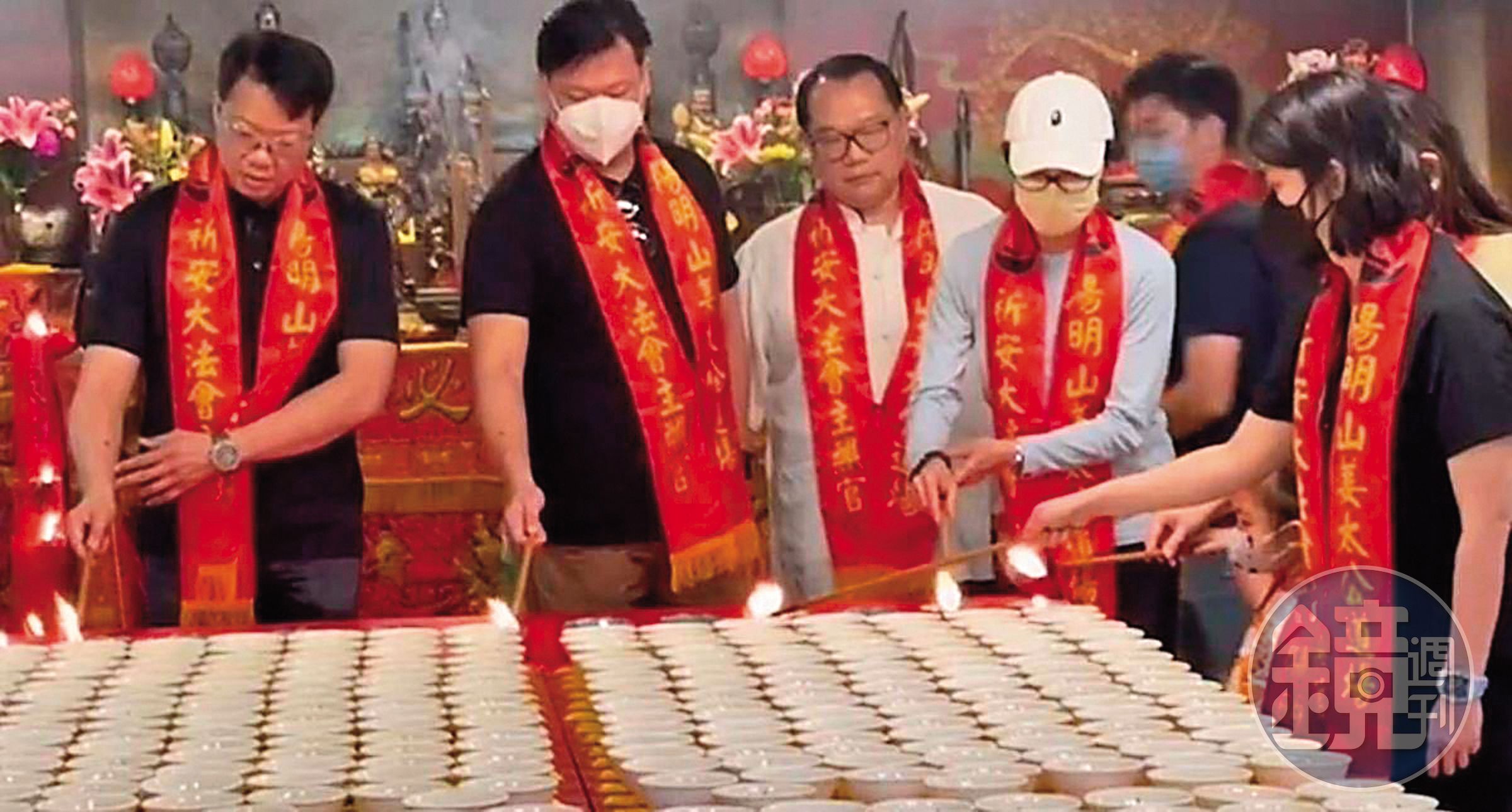 去年楊紫瓊（左4）曾祕訪位於陽明山的姜太公道場，點七星燈許願奪奧斯卡影后，果然夢想成真。（姜太公道場提供）