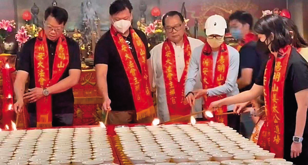 去年楊紫瓊(左4)曾祕訪位於陽明山的姜太公道場,點七星燈許願奪奧斯卡影后,果然夢想成真。(姜太公道場提供)