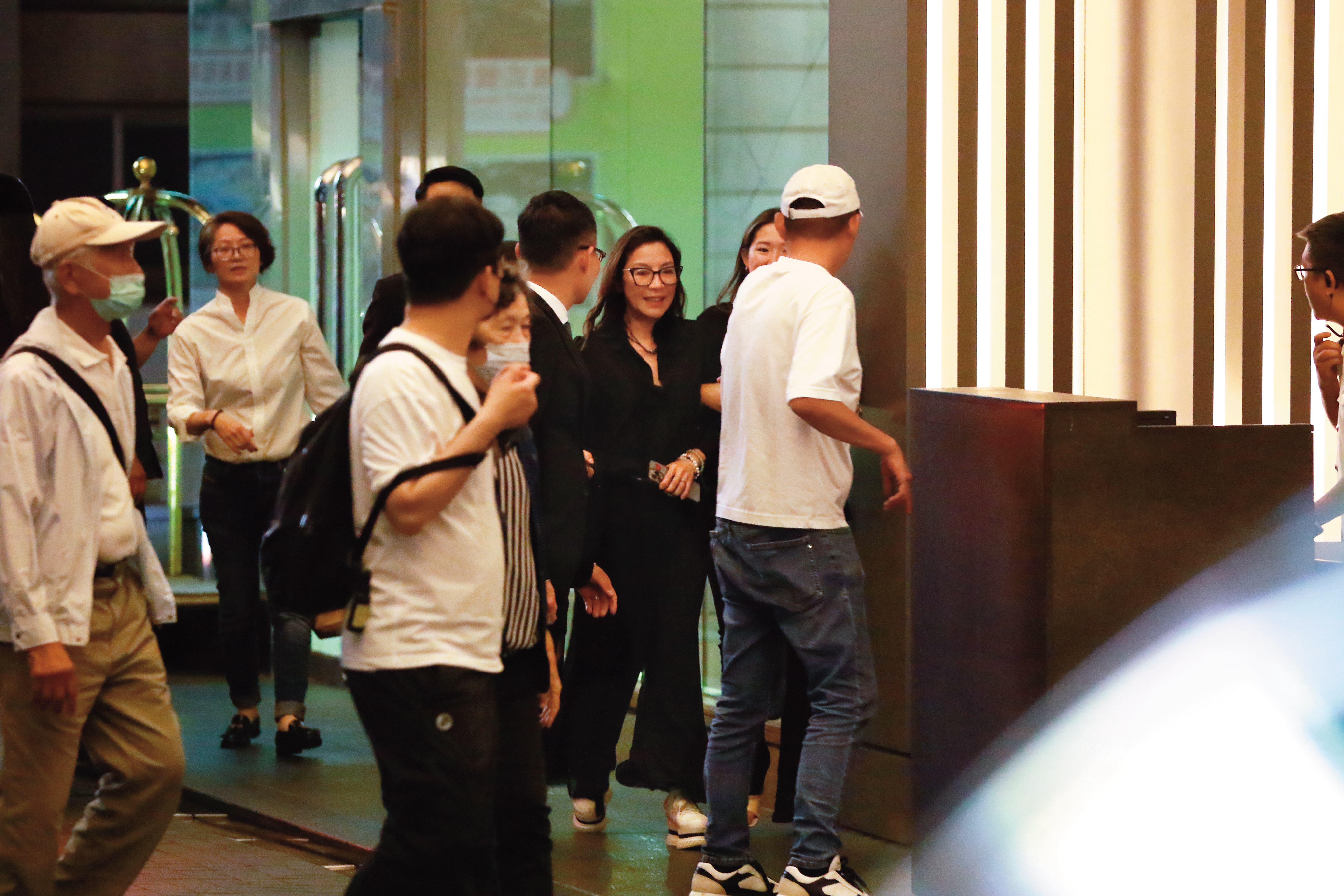 9/11 21:54 楊紫瓊(右3)在一堆人簇擁下走進飯店大門,她穿著一身黑還戴著黑框眼鏡,裝束輕鬆低調。