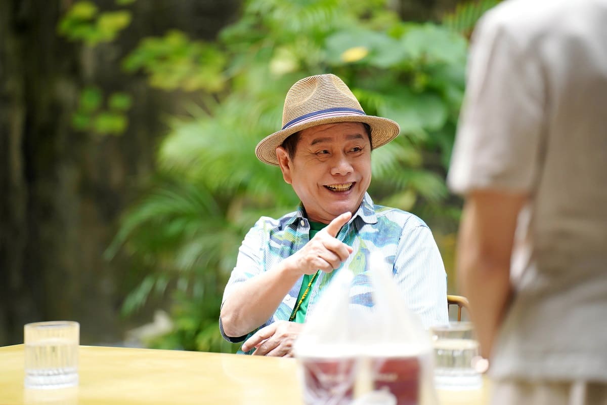 劇中飾演小鎮智囊庫的黃西田，劇中與許多新生代演員搭檔。（華視提供）