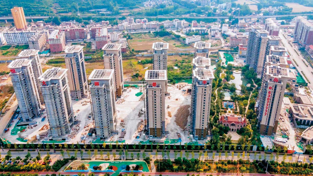 原物料上漲、消費力下滑，中國市場出現大量爛尾樓。（翻攝恆大地產微信）