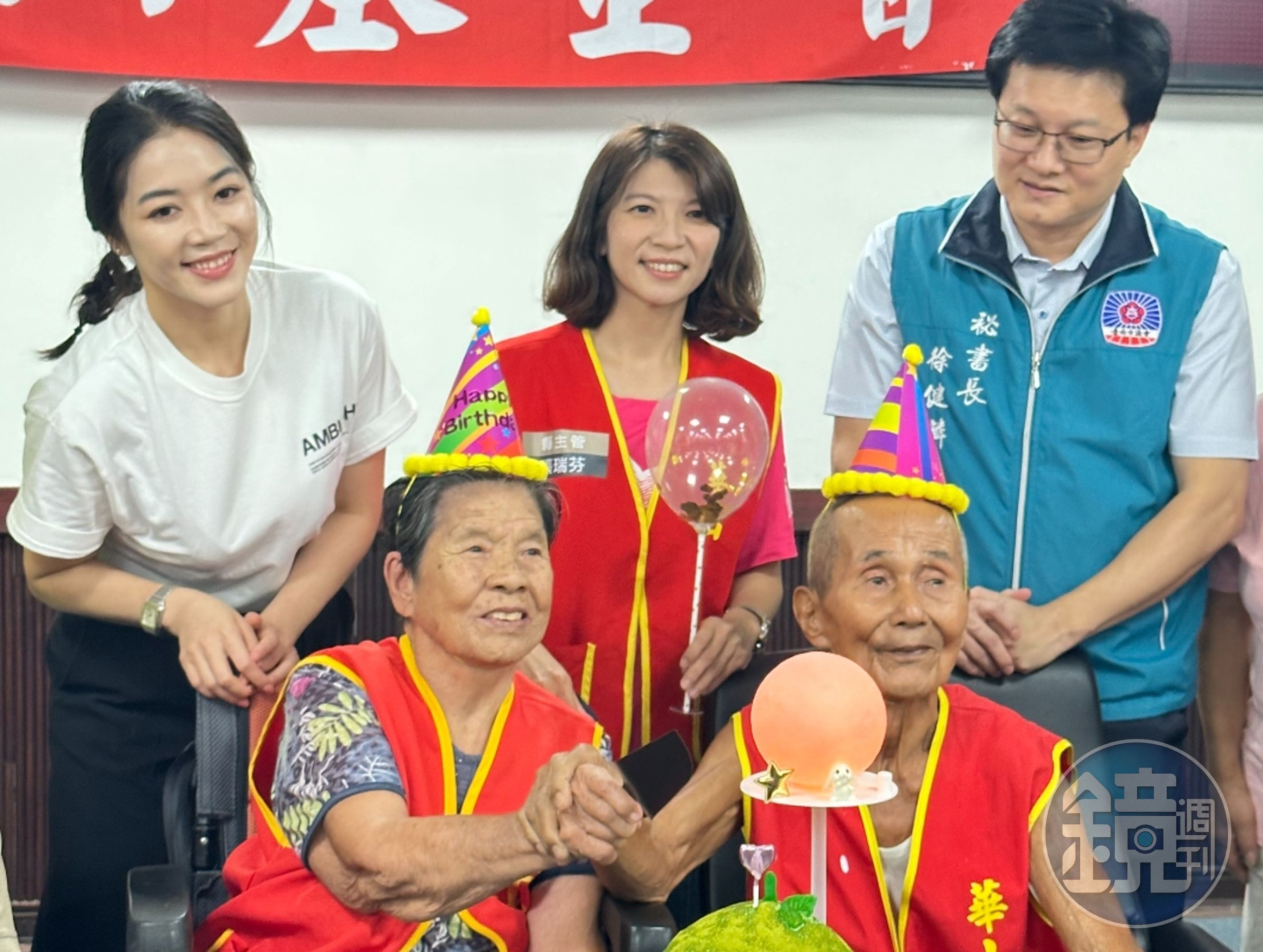 主播劉方慈發揮愛心,南下送愛關懷獨老。(翻攝畫面)