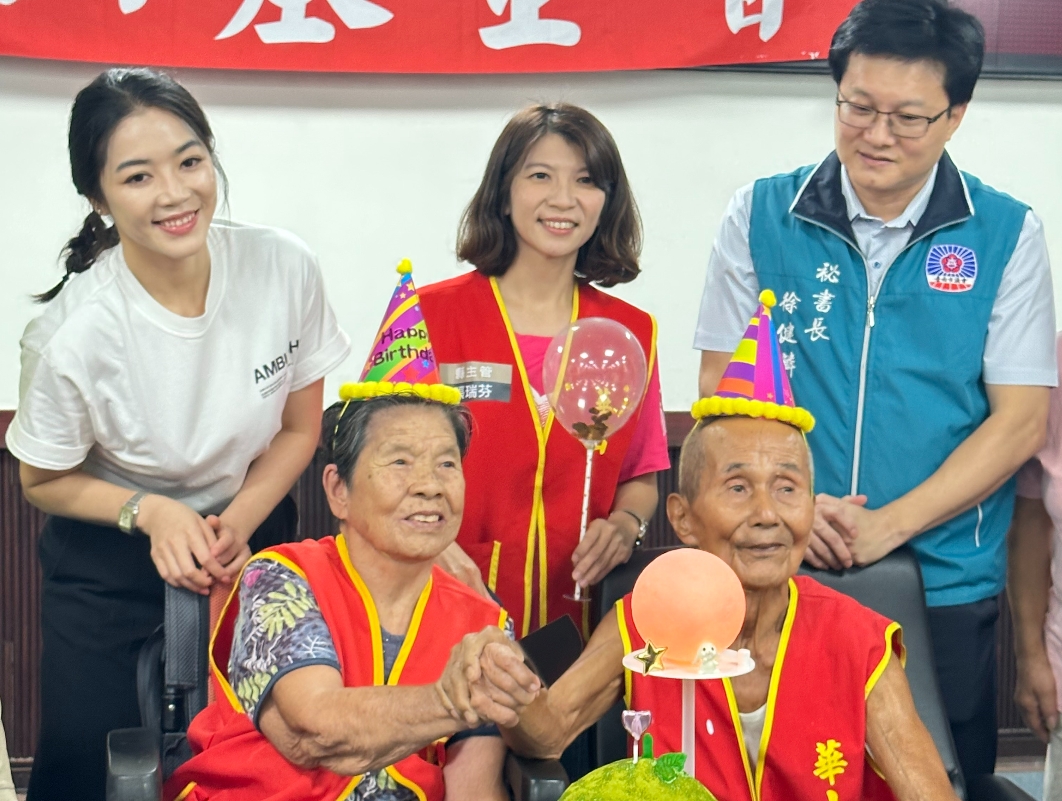 主播劉方慈發揮愛心，南下送愛關懷獨老。（翻攝畫面）