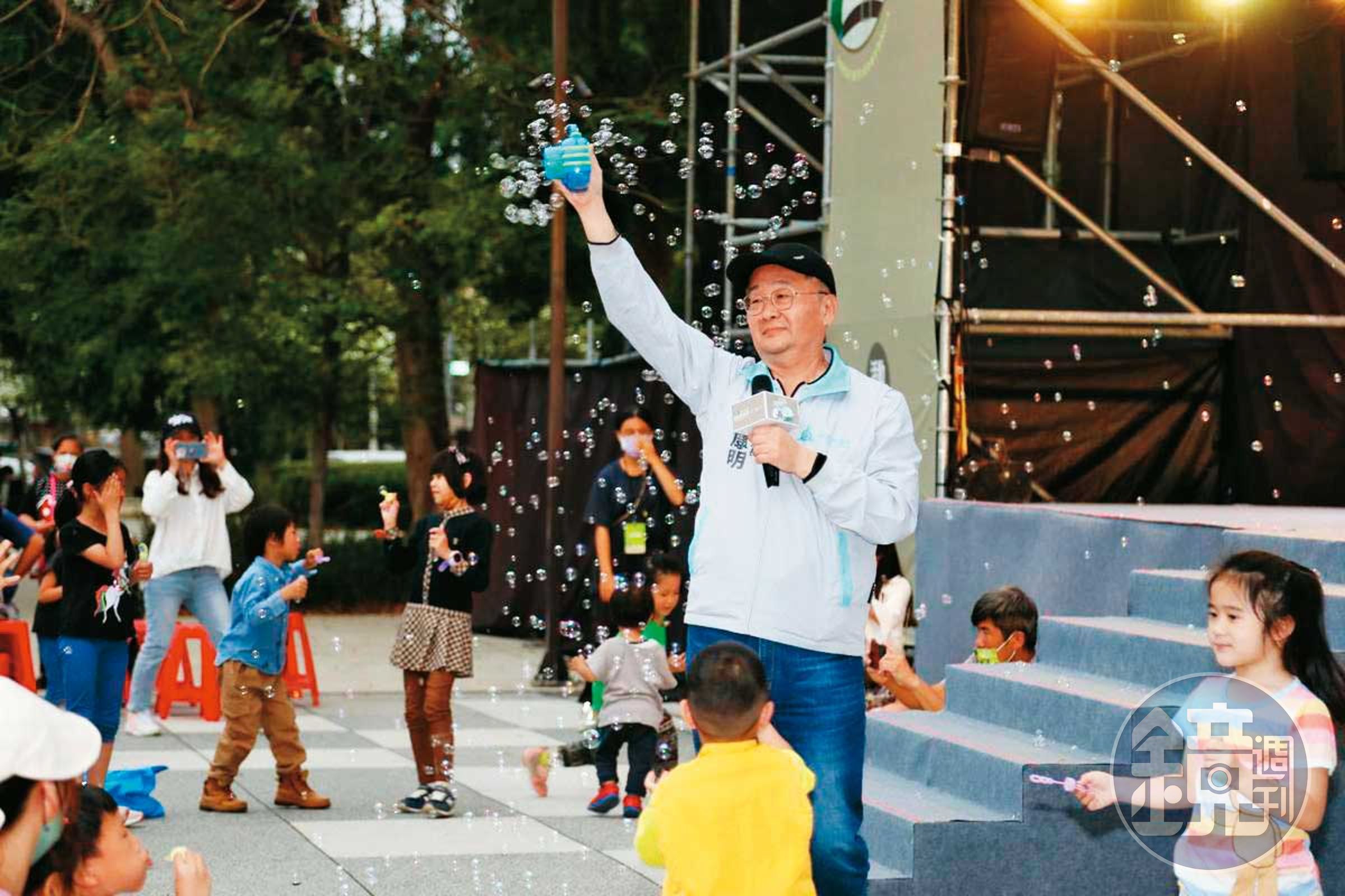 剛下台的前新竹市文化局長錢康明（圖），在臉書爆料新竹市長高虹安男友李忠庭干政。（新竹市文化局提供）