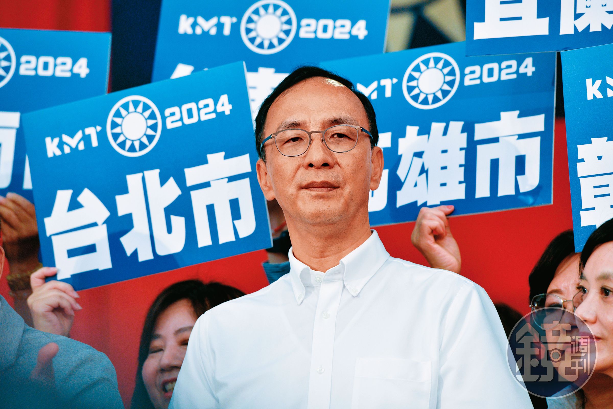 朱立倫公開喊話郭陣營以大局為重的同時，不忘祭出兩手策略，透過黨紀約束和收攏組織系統，以及挹注資源等手段，削減黨內友郭派連署量能。