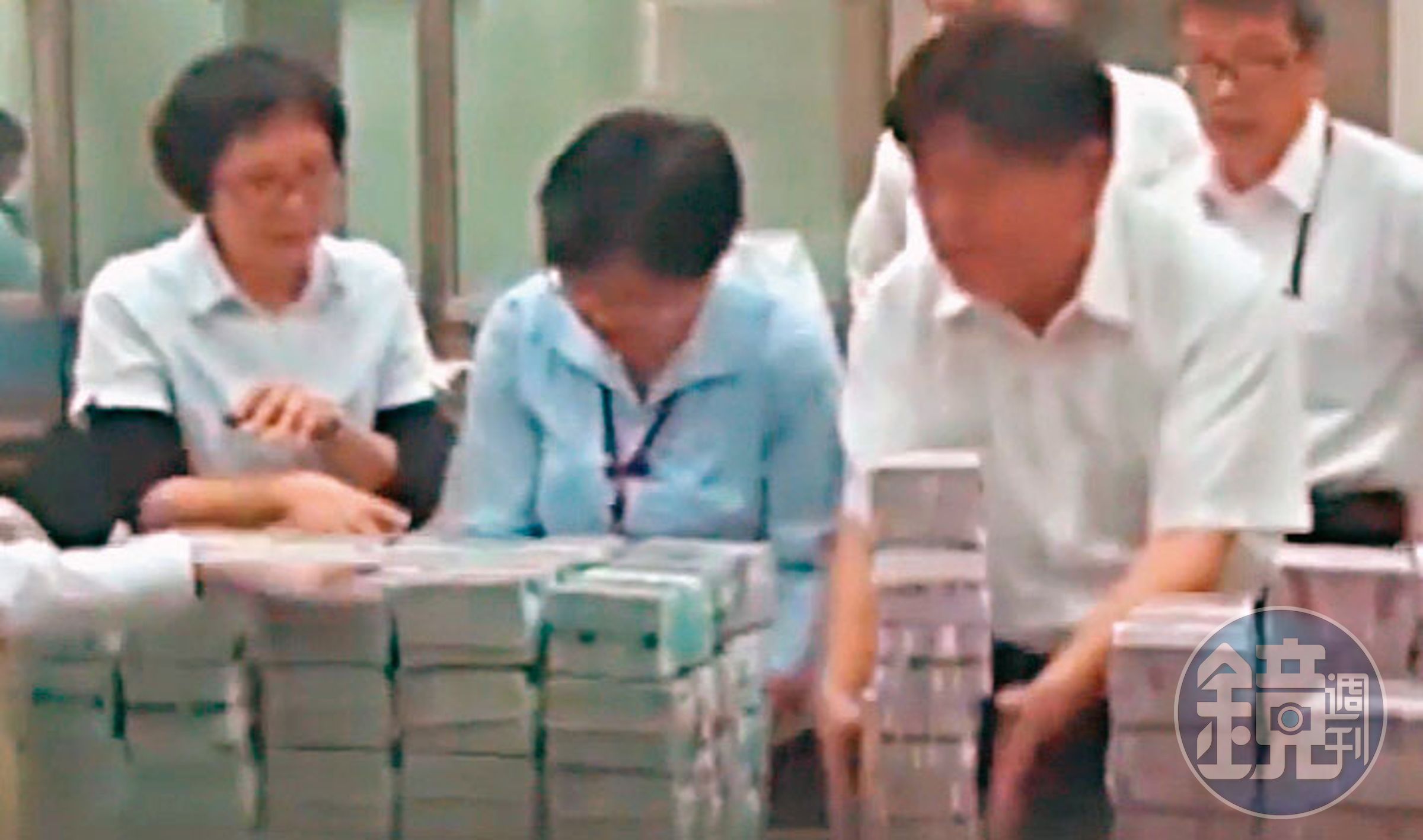 2016年朱國榮2016年以4億元交保停押,家屬1天內籌足4億元現金,法院及銀行動員點鈔。(翻攝蘋果即時)