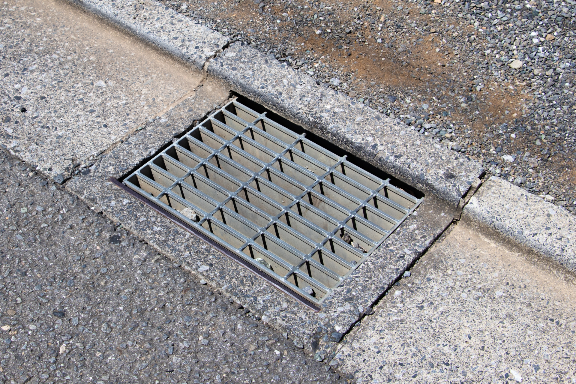 日本一名偷窺狂平井泰臣喜歡躲在水溝偷拍女生裙底。（示意圖，photoAC）