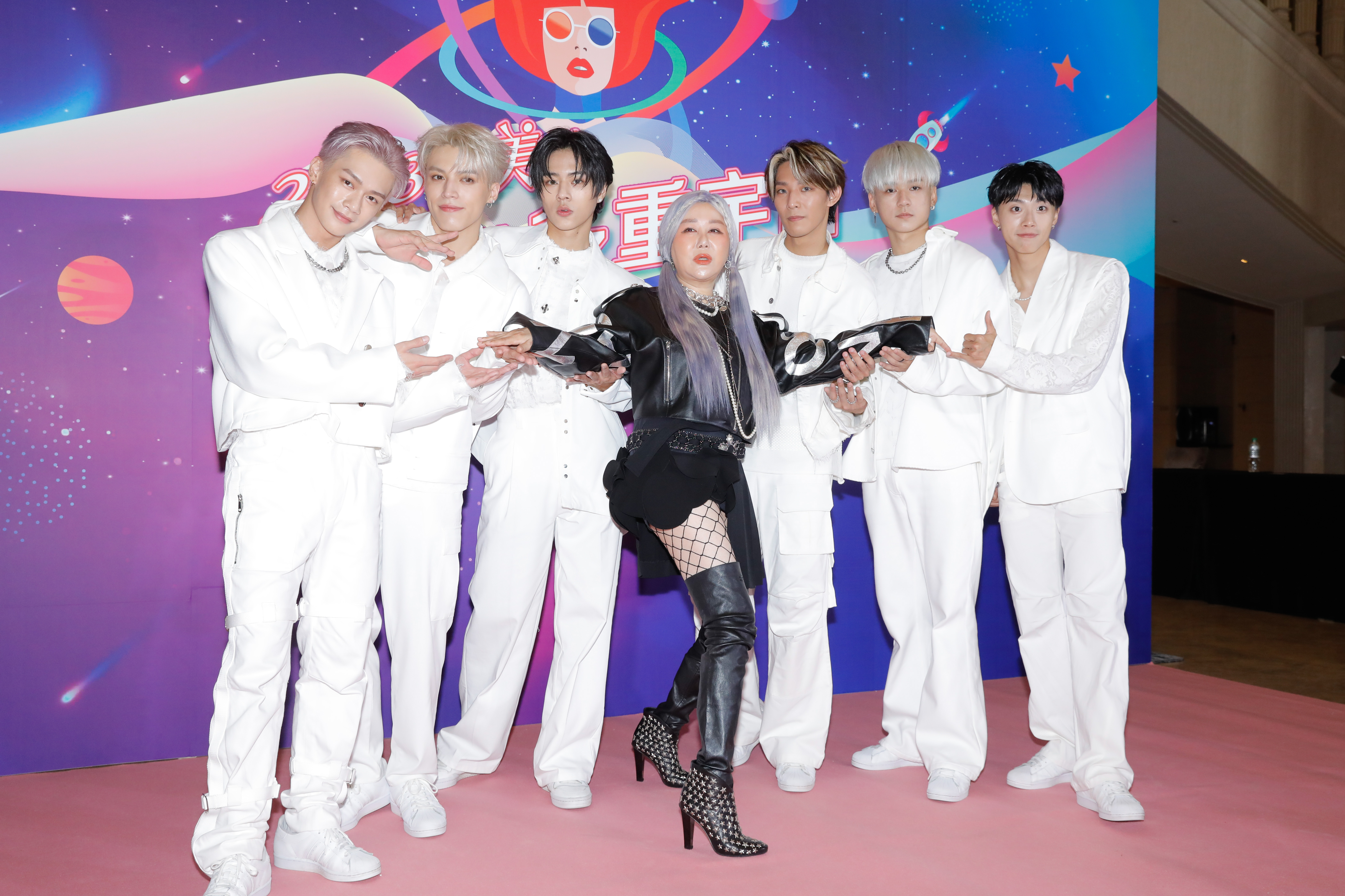 藍心湄現身《女人我最大》粉美賞典禮擔任頒獎嘉賓，行頭總價近100萬台幣。