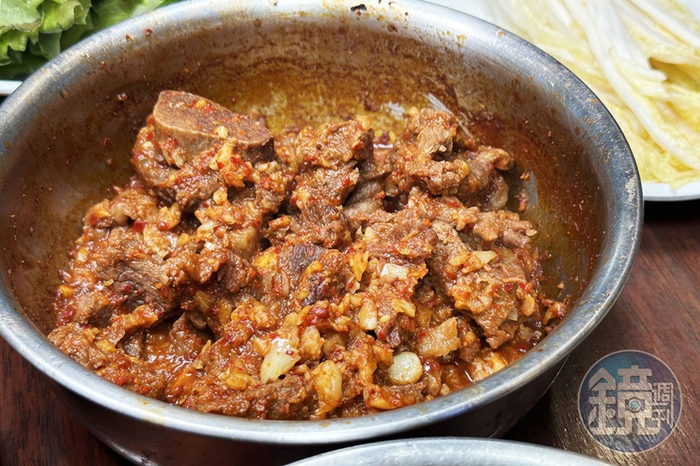 「韓牛燉排骨微辣口味」份量較多，肉質比澳洲牛細緻一些。（30,000韓元／份，約NT$750）