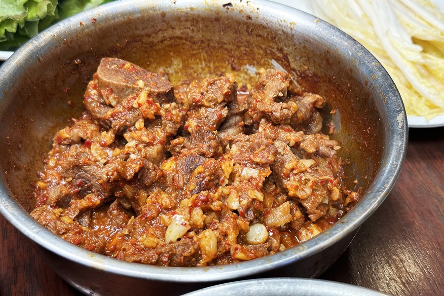 「韓牛燉排骨微辣口味」份量較多，肉質比澳洲牛細緻一些。（30,000韓元／份，約NT$750）