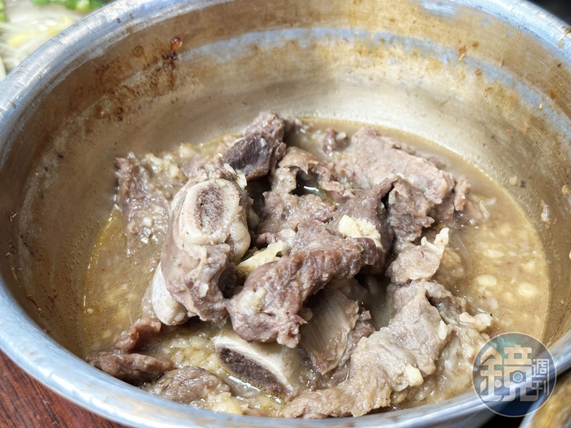 「澳洲牛燉排骨醬油口味」比起辣味更可以嘗到蒜味的香濃。（22,000韓元／份，約NT$550）