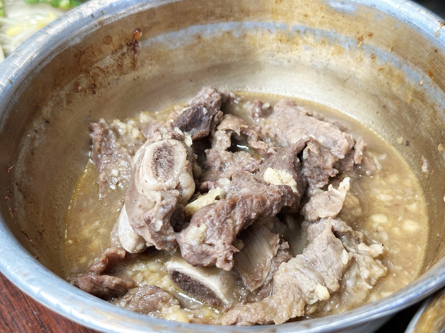 「澳洲牛燉排骨醬油口味」比起辣味更可以嘗到蒜味的香濃。（22,000韓元／份，約NT$550）