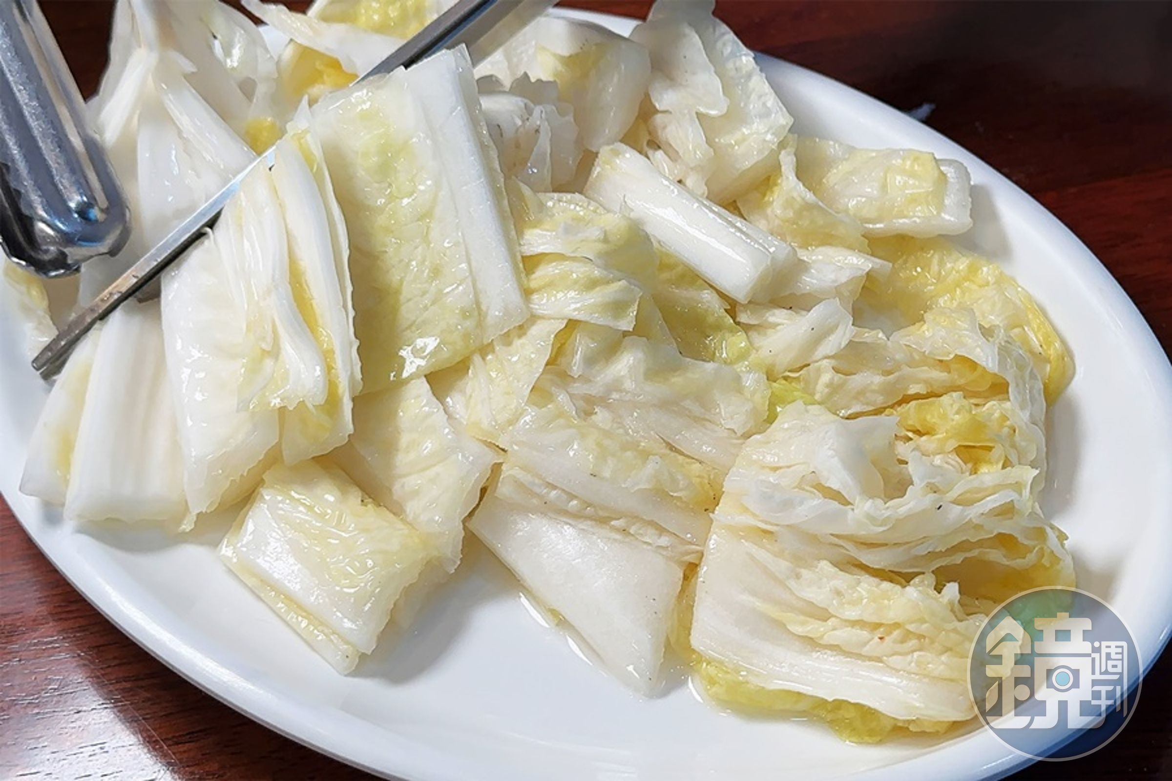 品嘗口味濃郁的燉排骨，很適合配上滋味爽口的白辛奇，韓國人會把辛奇剪成一口就能吃進嘴裡的大小。