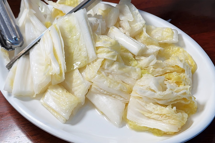 品嘗口味濃郁的燉排骨，很適合配上滋味爽口的白辛奇，韓國人會把辛奇剪成一口就能吃進嘴裡的大小。
