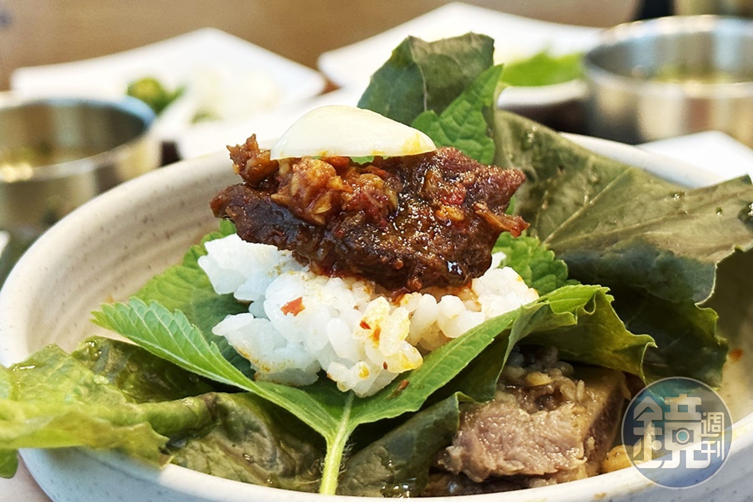 吃燉排骨除了能配白飯，韓國人也喜歡用生菜、紫蘇葉把排骨、白飯、生大蒜包在一起吃。