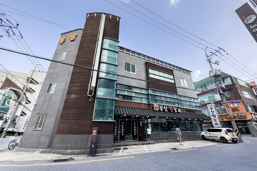 還沒走到店內，遠遠的就能從50公尺外聞到燉排骨的蒜泥味飄來。