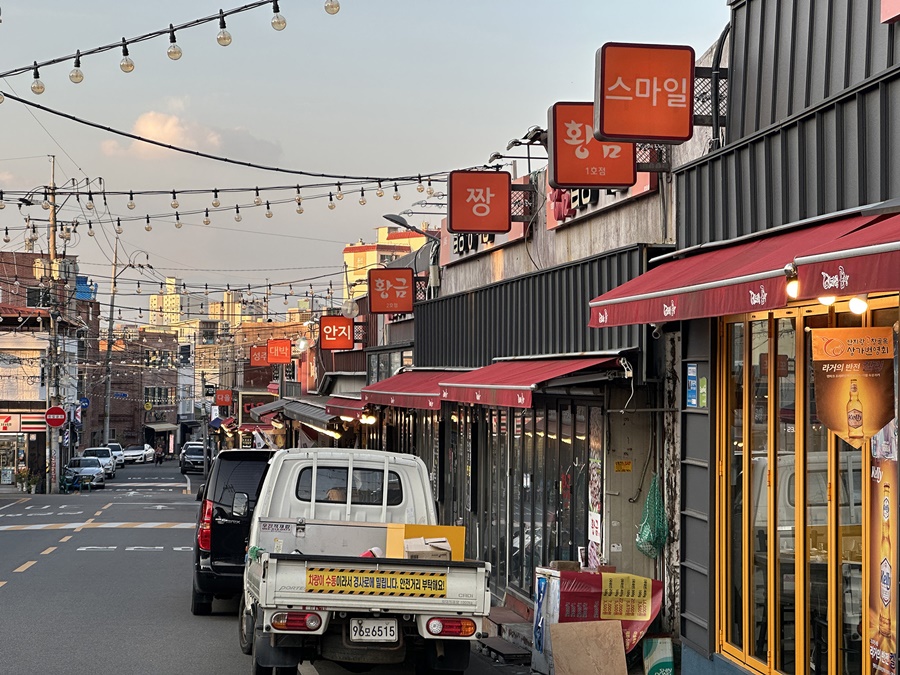 「安地郎烤腸街」是韓國五大飲食主題街，這裡聚集了約40間烤腸店。