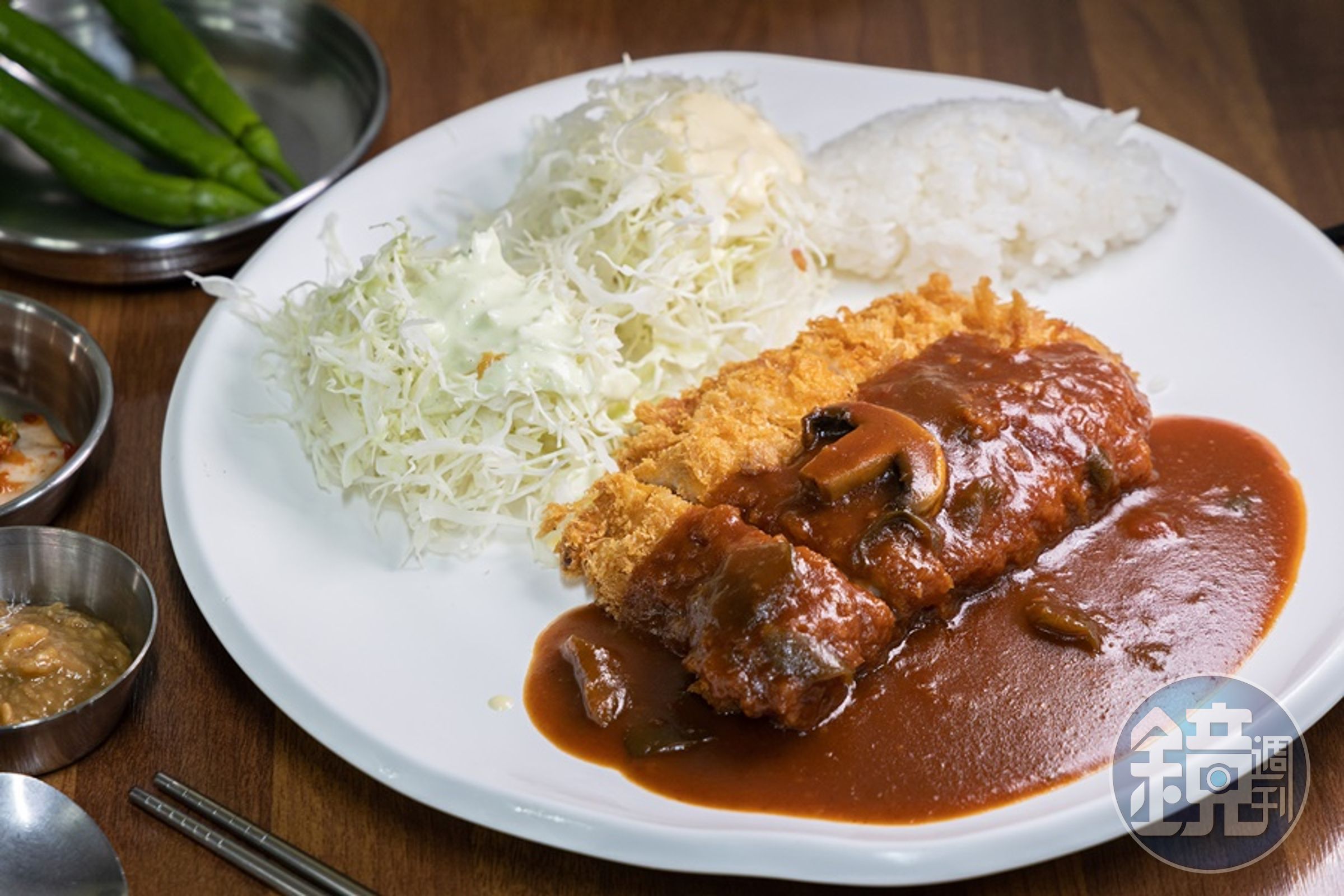 外酥內嫩的「咖哩豬排飯」是店家推薦與刀削麵一起享用的完美組合。（8,000韓元／份，約NT$200）