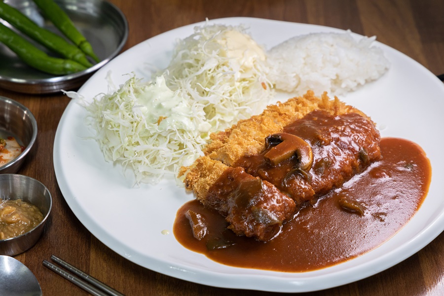 外酥內嫩的「咖哩豬排飯」是店家推薦與刀削麵一起享用的完美組合。（8,000韓元／份，約NT$200）