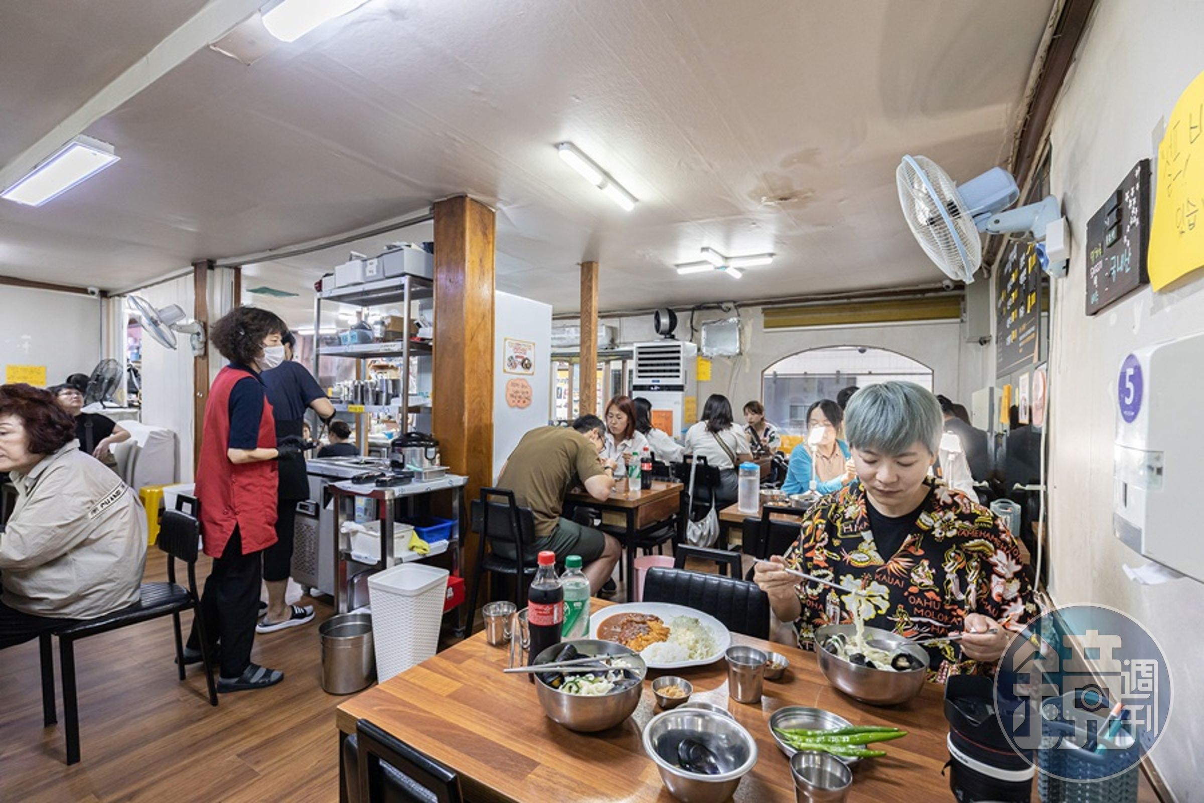 還沒到中午，麵館已坐滿貪吃的食客。