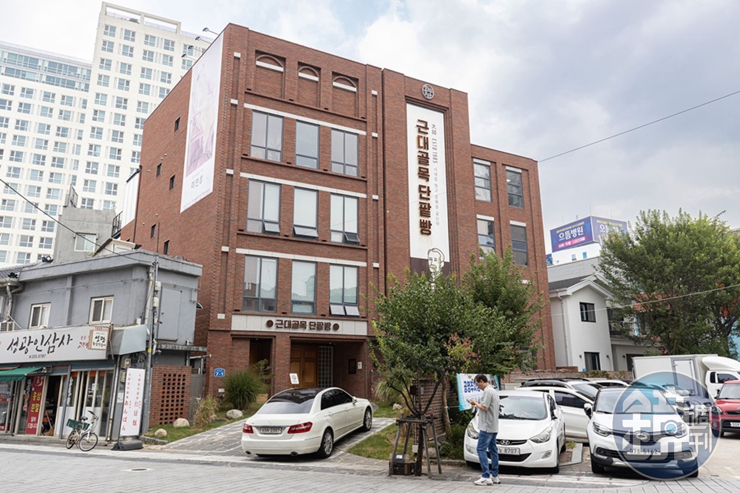 紅磚建築的「近代胡同紅豆麵包總店」就座落在大邱藥令市場旁。