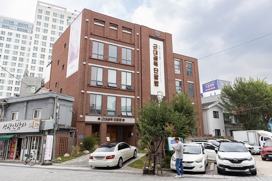 紅磚建築的「近代胡同紅豆麵包總店」就座落在大邱藥令市場旁。