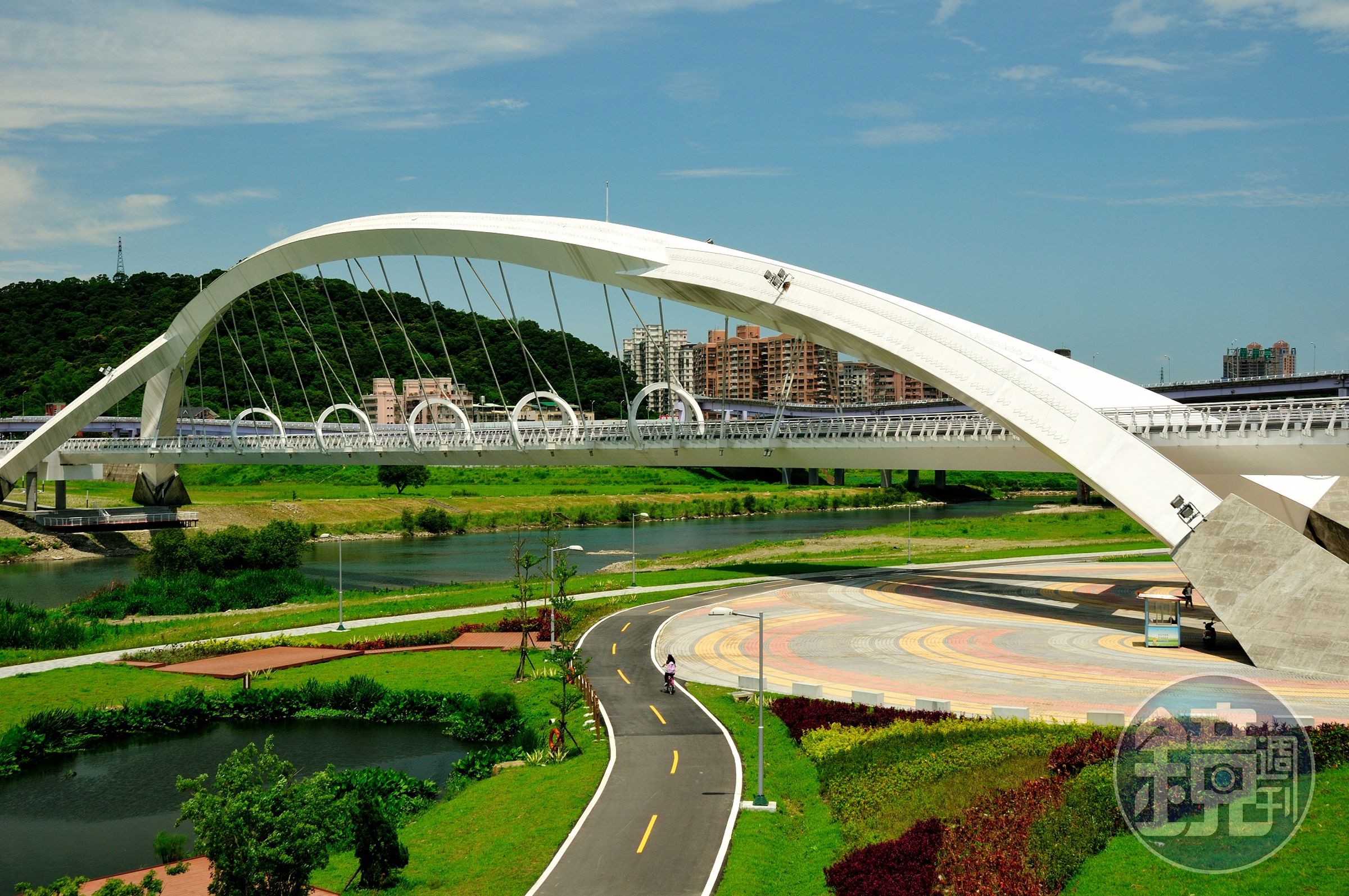陽光橋是新北市第一座專供行人及自行車通行的跨河景觀橋。(新北高灘處提供)