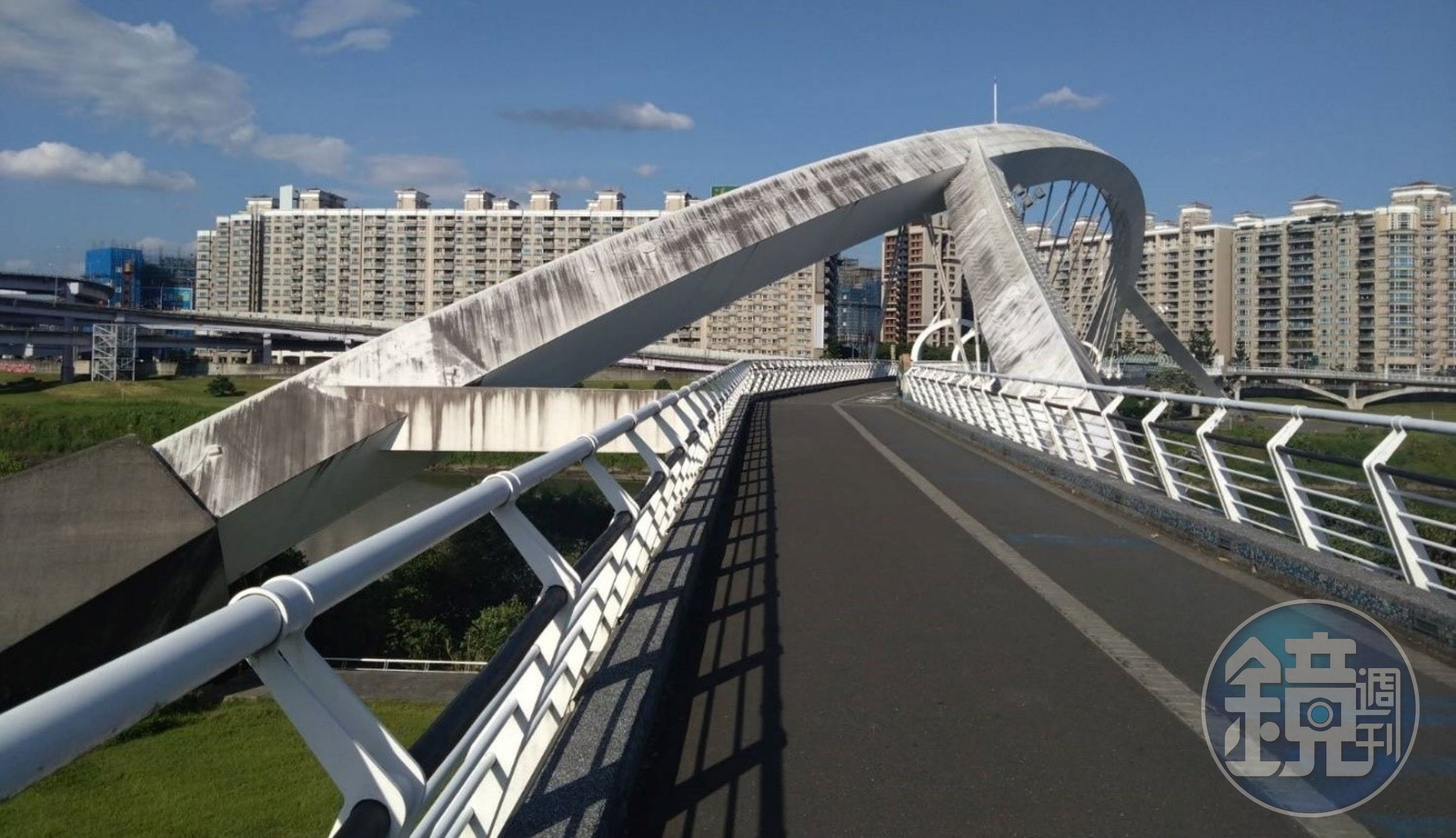 新店陽光橋髒汙影響景觀,高灘處安排清洗作業,以還原潔白的橋身。(新北高灘處提供)
