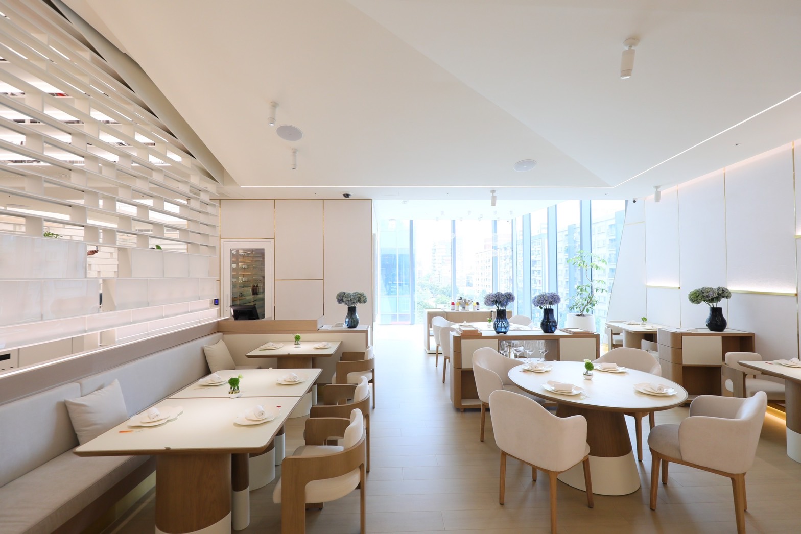 用餐客席區同樣為全白色調，簡約典雅中似乎少了Fine Dining餐廳的距離感。