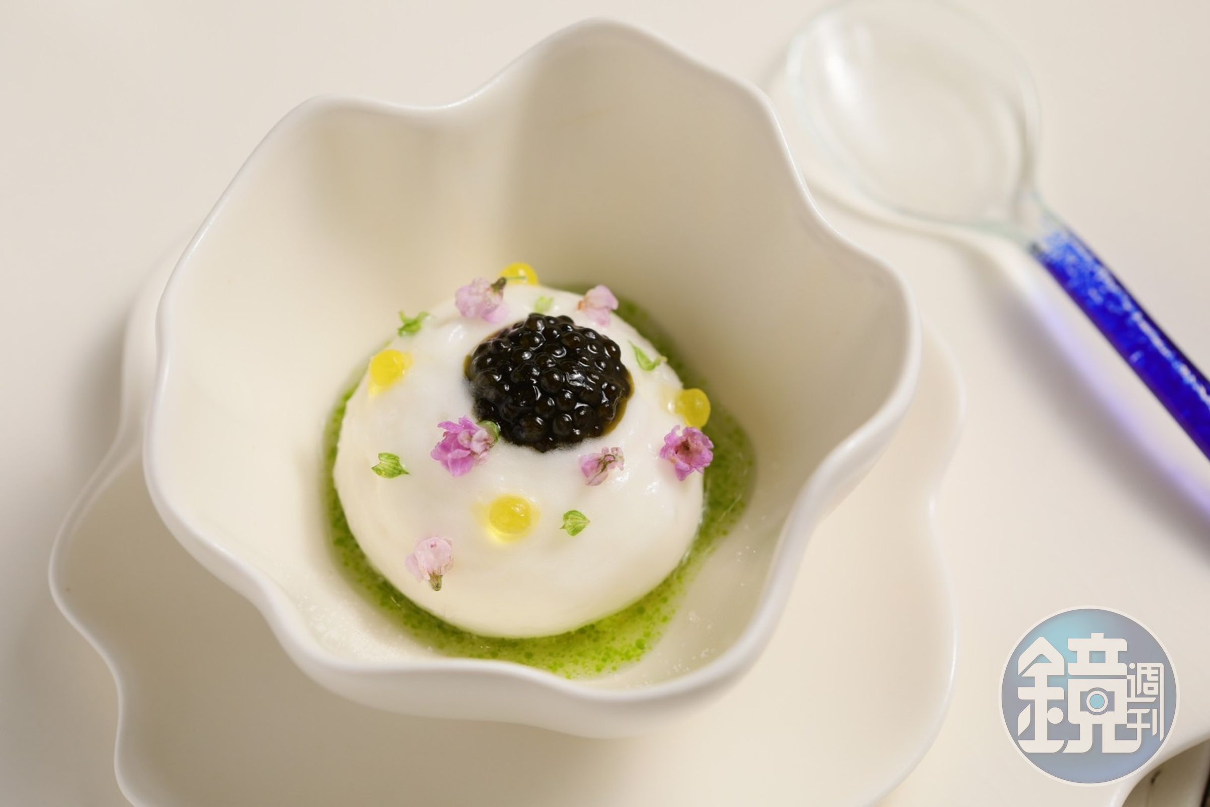 「白的點線面：盛夏的白」分為兩道餐點，這道amuse bouche開胃菜呈現白蘆筍食材的細節和多樣性，白蘆筍泡泡上方擺上橄欖油魚子醬、裡層包覆著豆漿冰淇淋，展現出蘆筍的清甜與海的鮮味。