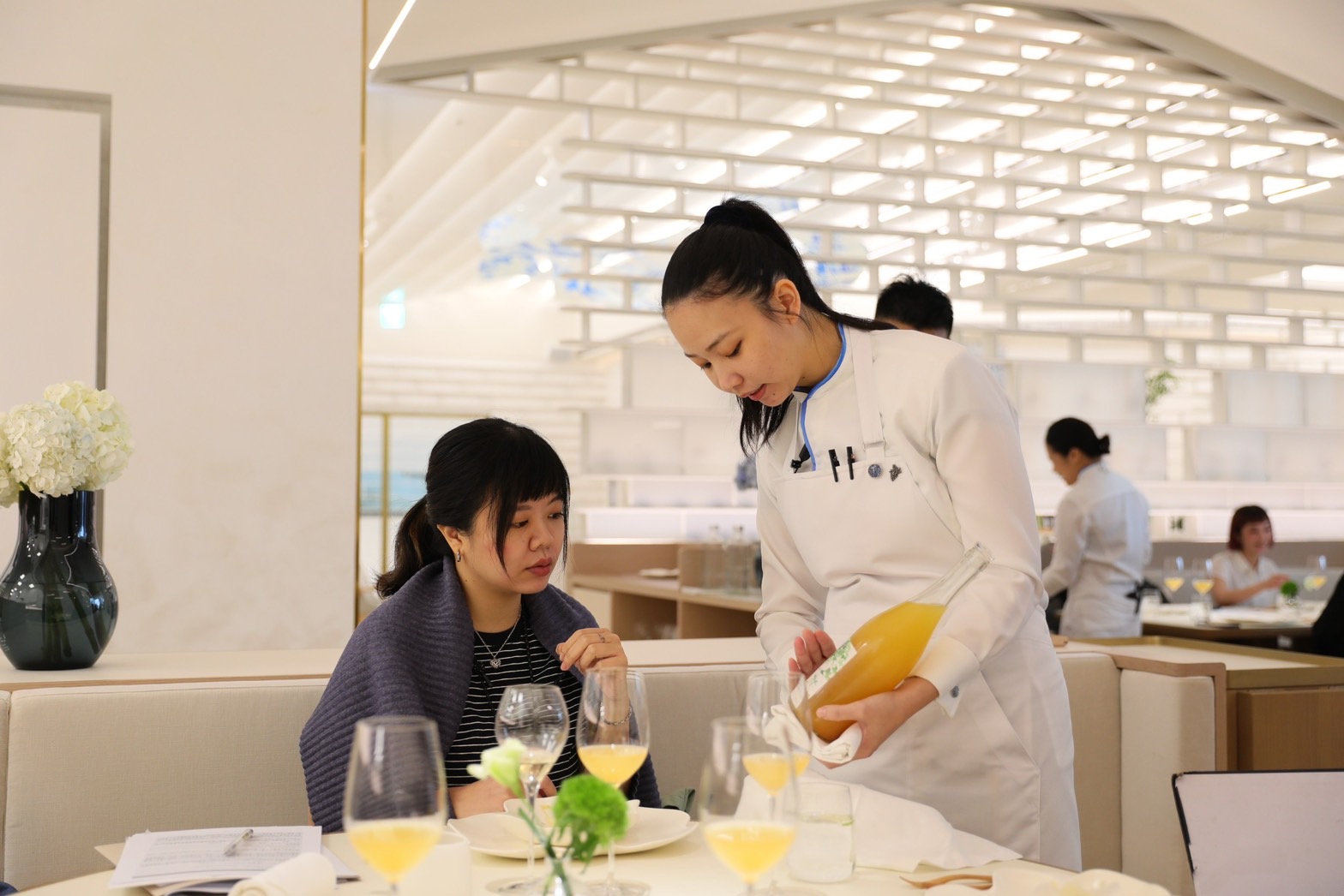 侍酒師Cindy介紹各款酒精、無酒精飲品時精準易懂，也令人更迫不及待嘗試。