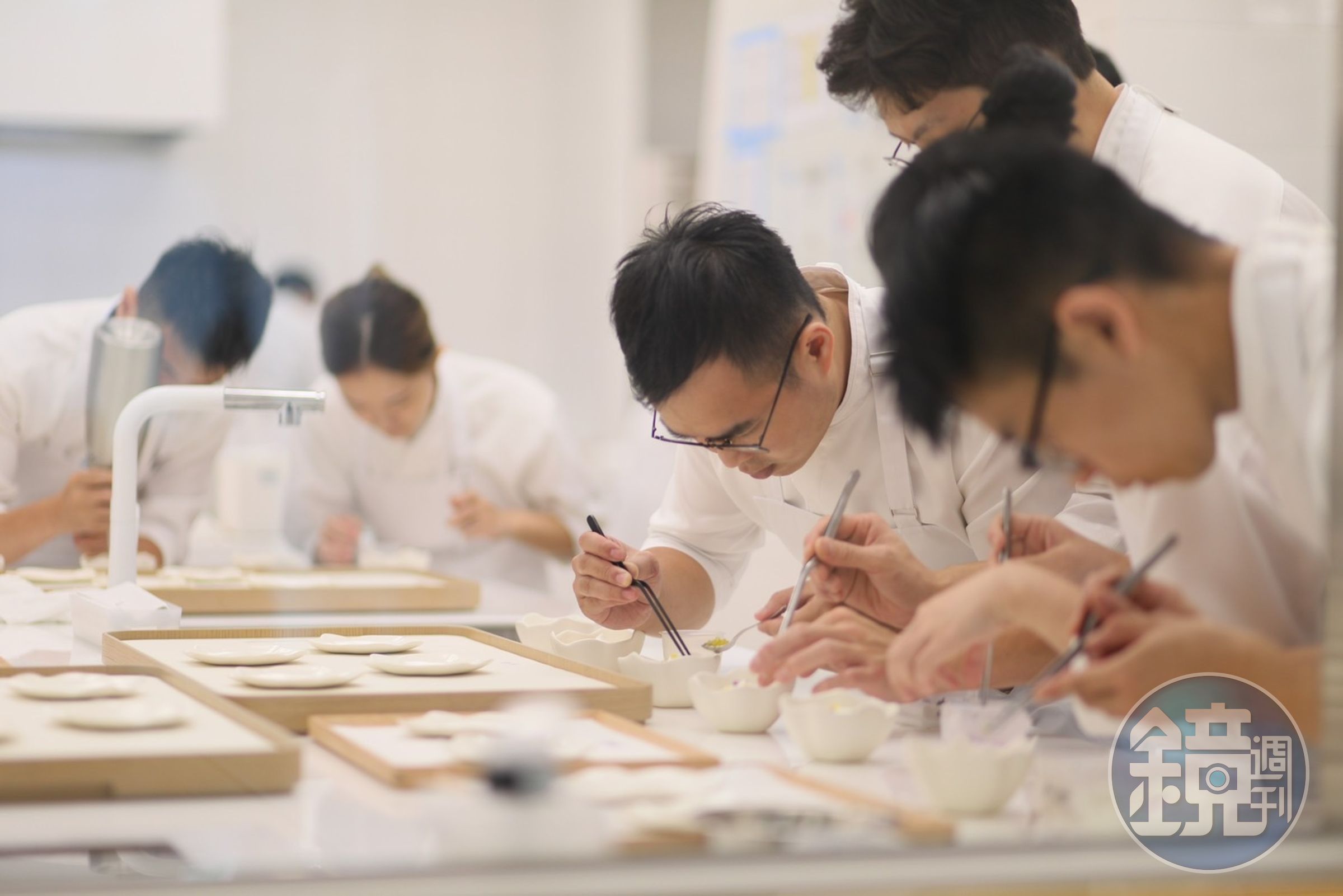 「A」的團隊近30人，包含多位主廚黃以倫於大學任教時期的學生，也實現他對於培養新一代廚藝人才的理念。