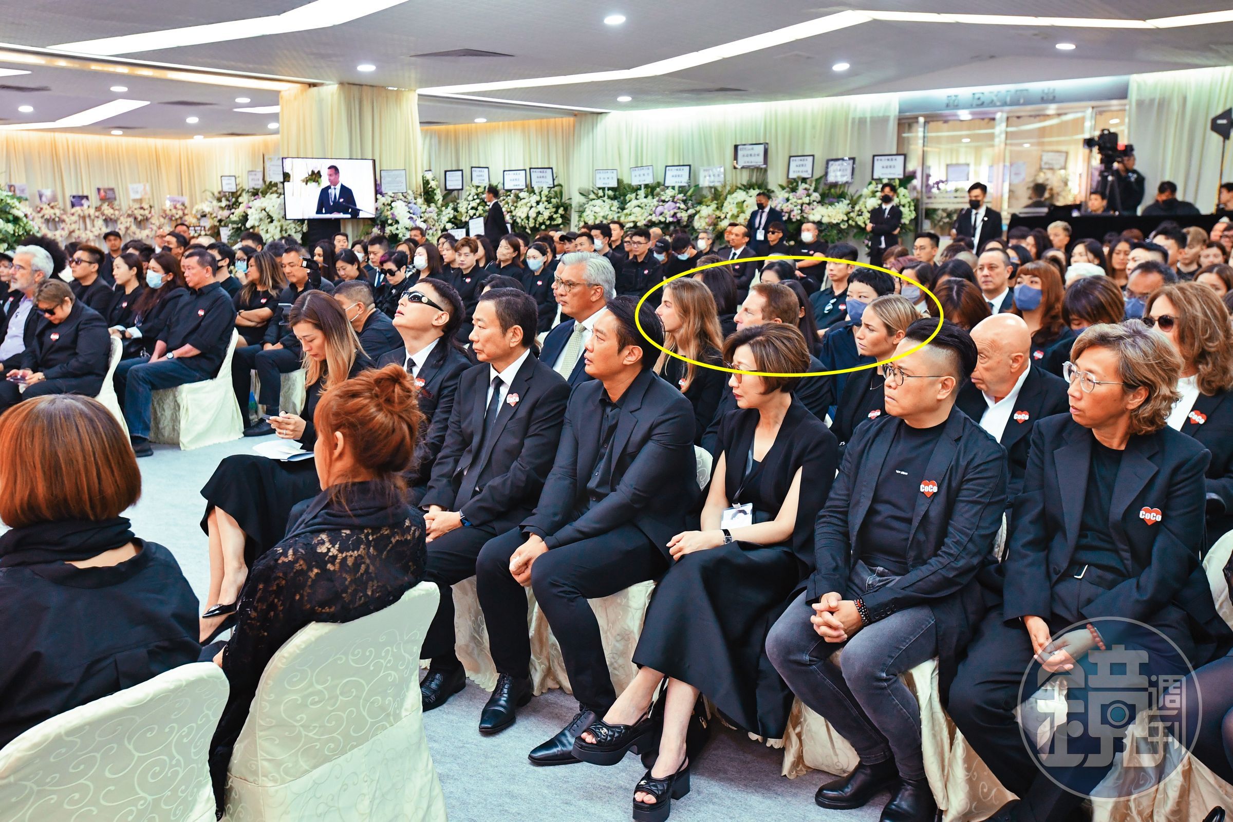 李玟出殯,老公和繼女(黃框處)卻坐在第2排,惹來外界非議;據說李玟遺產都沒有給他們。(東方IC)