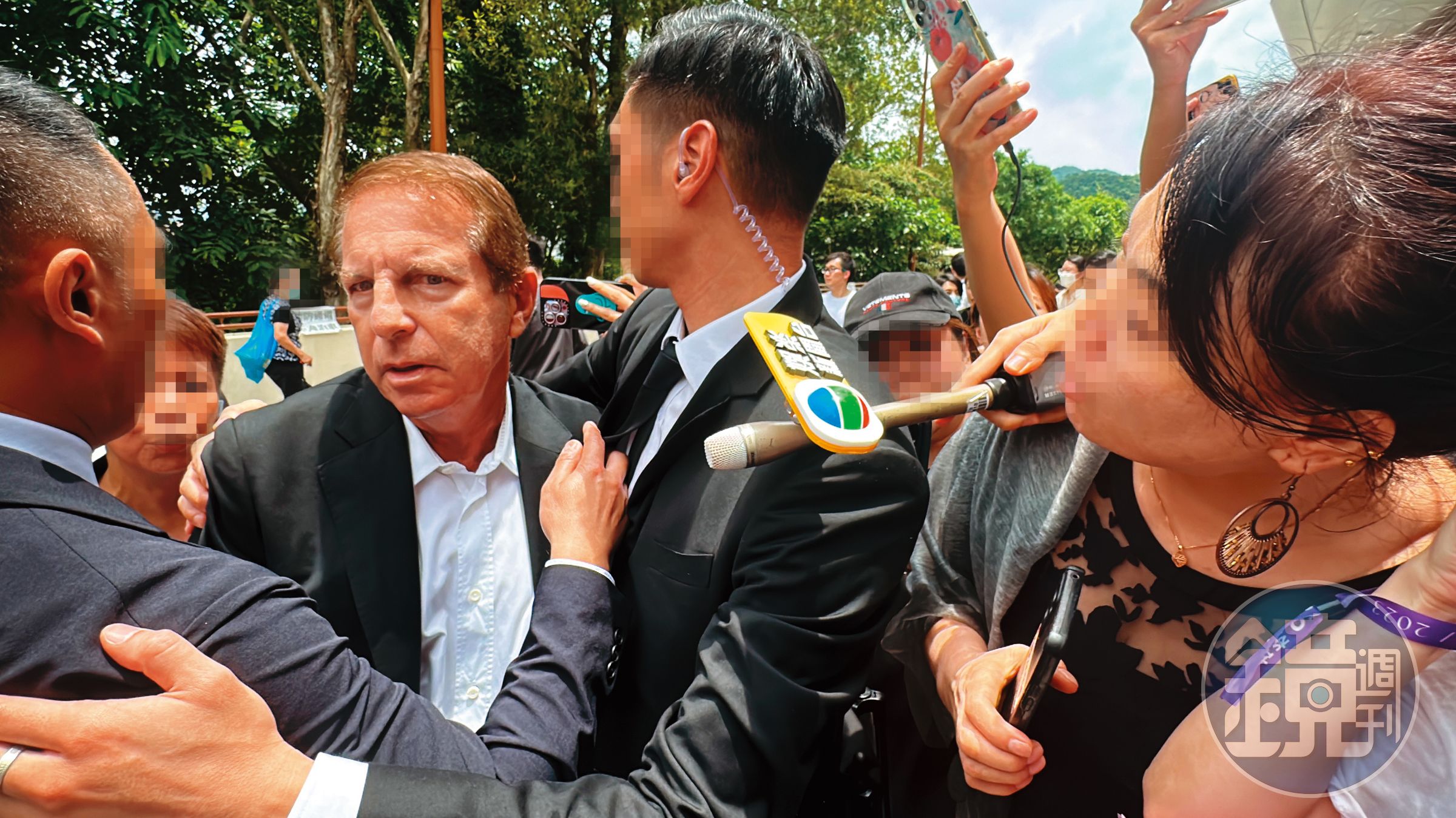 Bruce(左一)出席李玟的告別式,結果慘遭追打,還盛傳送花被拒,但也有人出面否認。(東方IC)