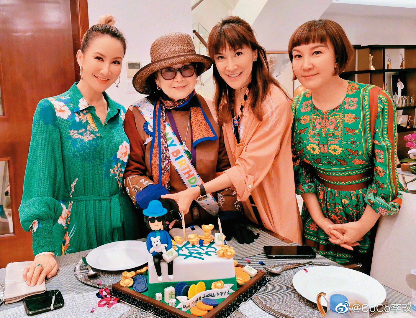 李玟(左一)跟姐姐們、媽媽(左二)感情很好,之前一起過生日留下合影,而且二姐李思林(左三)在她逝後一直對外發聲。(翻攝自李玟微博)