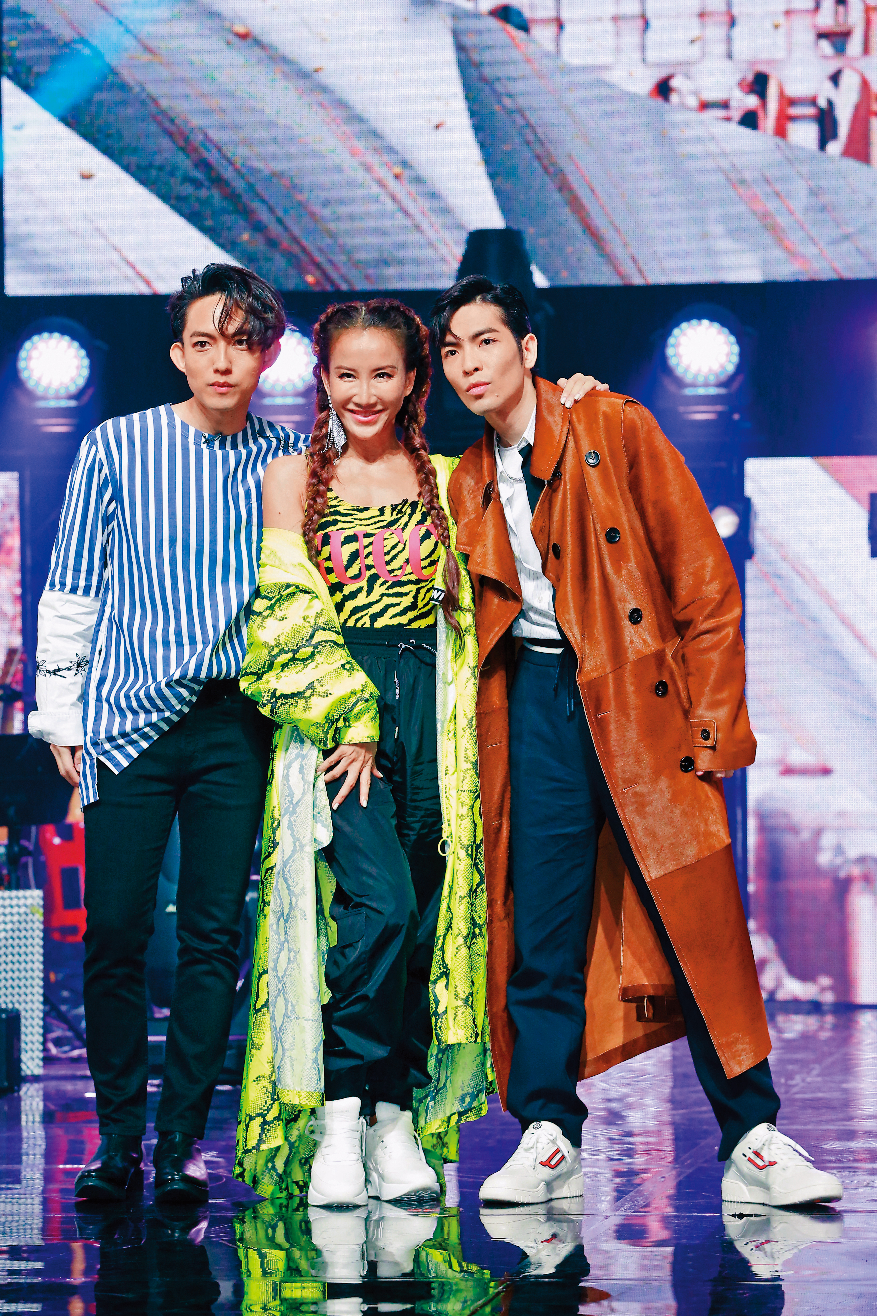 李玟(中)曾上《聲林之王2》與林宥嘉(左)、蕭敬騰(右)擔任導師;另有一傳,她事業走下坡,除了因病,也跟夫妻關係惡化有關。