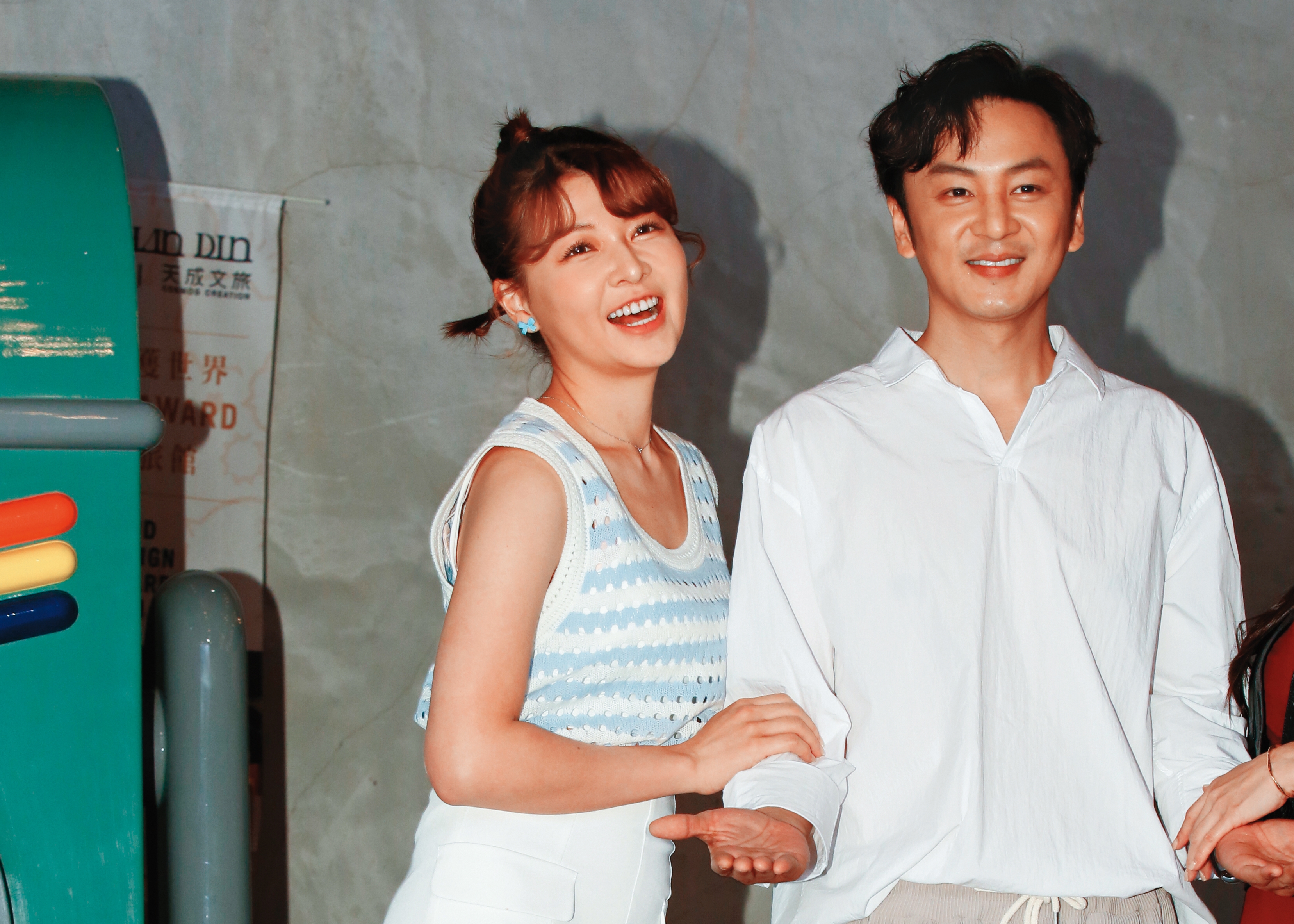 斷開許仁杰後，謝京穎（左）又和同劇演員張書偉（右）假戲真做，愛得大方。