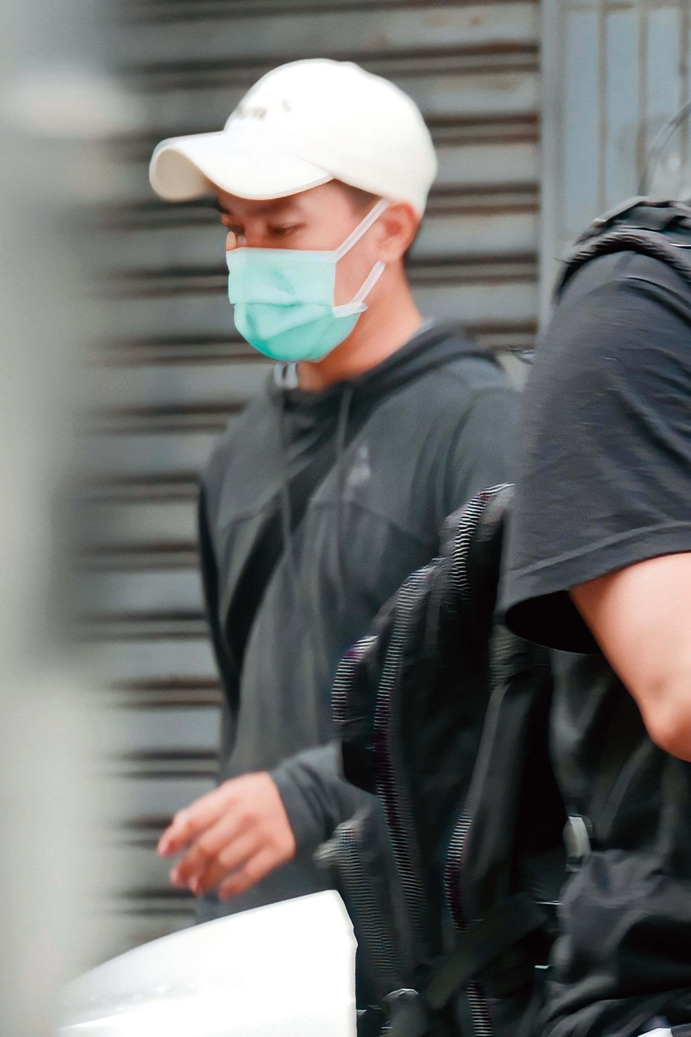 許仁杰沾到謝京穎後，還爆出離婚風波，元配對他閃躲的態度很不滿。