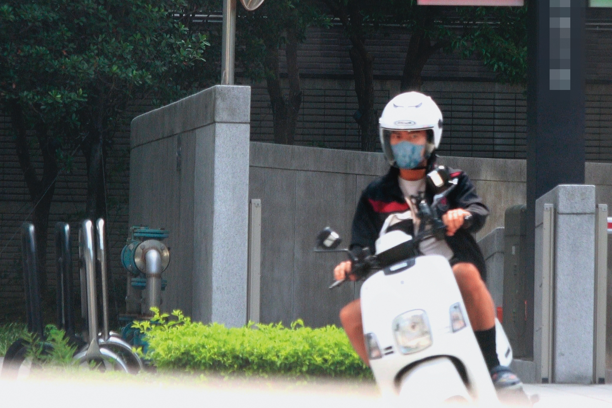 許仁杰曾被直擊冒雨騎車衝謝京穎香閨，還在那裡待了9小時。