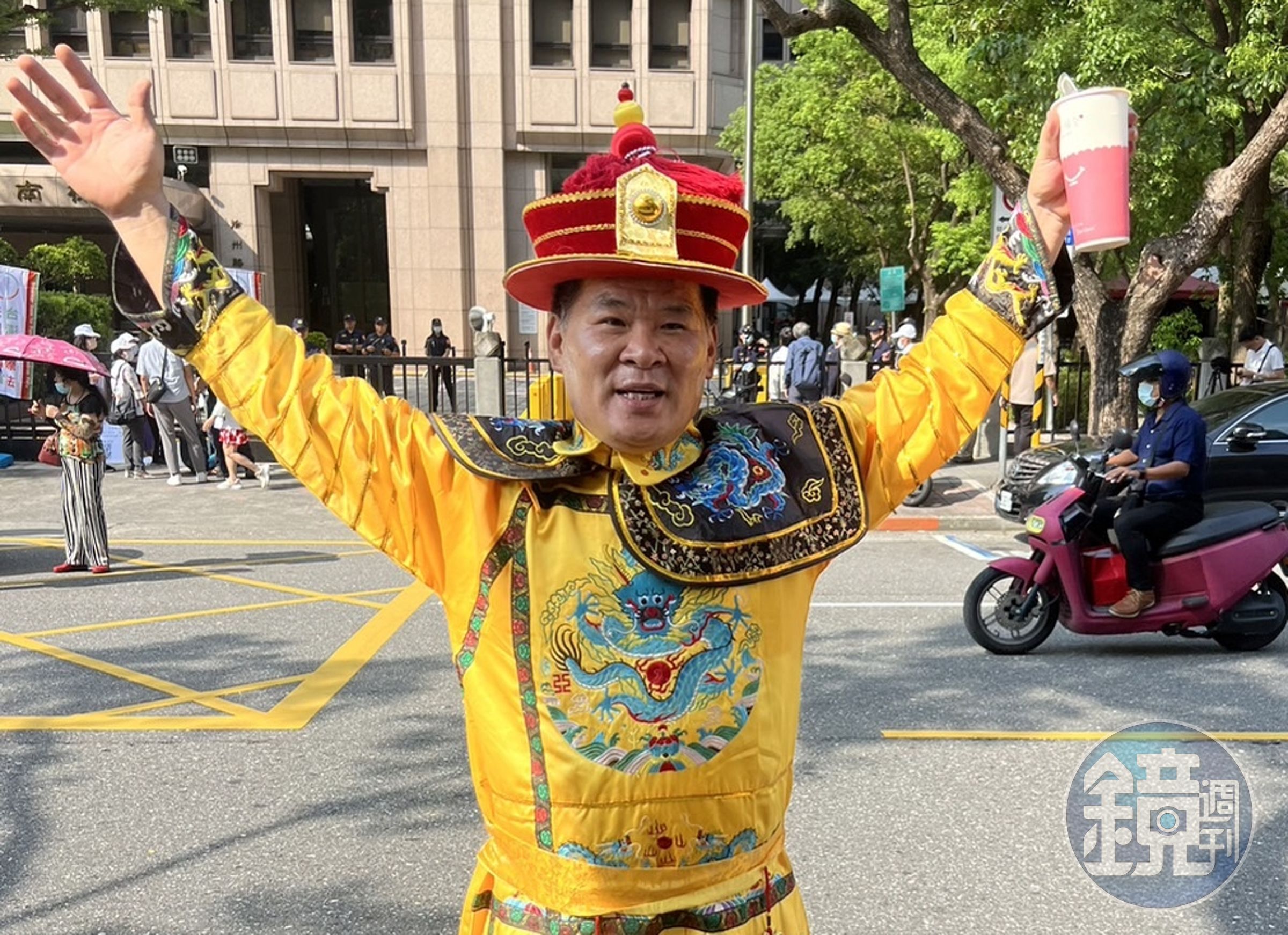 58歲藍信祺日前身穿龍袍前往登記,成為本屆總統、副總統選舉被連署人。(翻攝自藍信祺臉書)