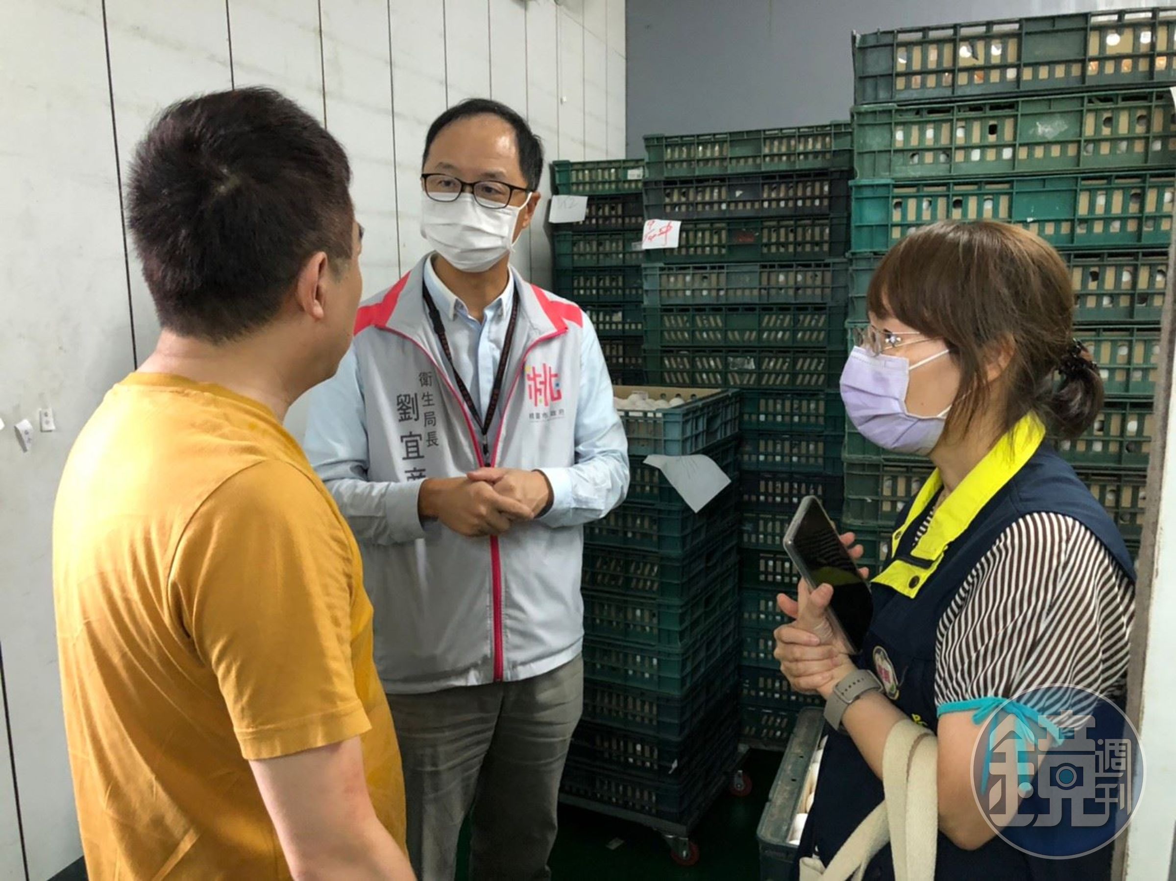 桃園市衛生局長劉宜廉近日帶隊稽查進口蛋品合規性,並澄清上個月發生的越南法國麵包食物中毒案與進口蛋無關。(桃市衛生局提供)