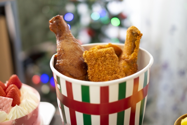 有網友發現，好市多熟食區開始販賣炸雞桶了。（示意圖，photoAC）