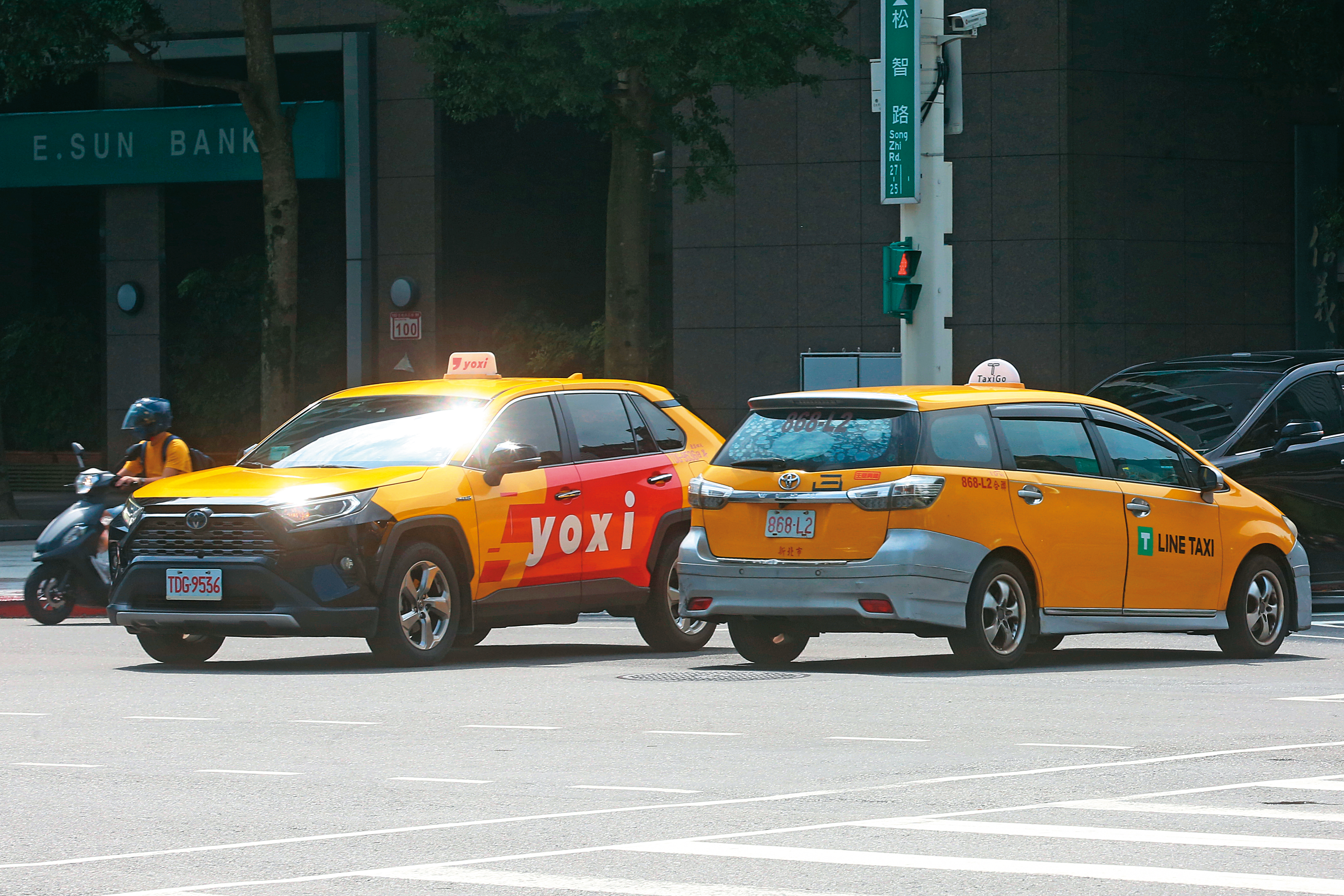 和泰、裕隆集團各自擁有yoxi、LINE TAX小黃叫車平台，外界好奇是否掀起新一波搶客大戰。