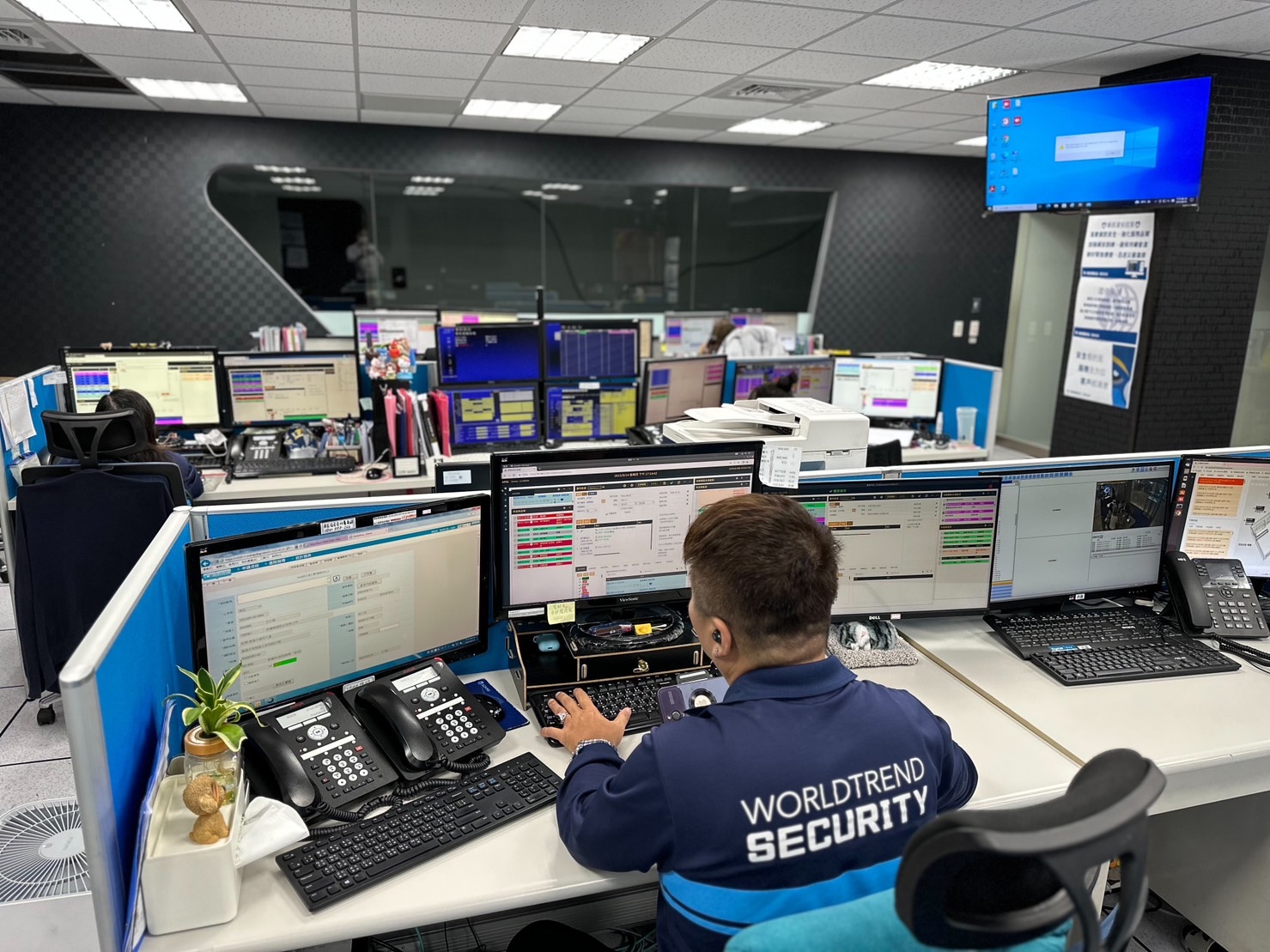 華辰保全夜間無人保全服務與總部24小時監控中心隨時保持連線。（華辰保全提供）