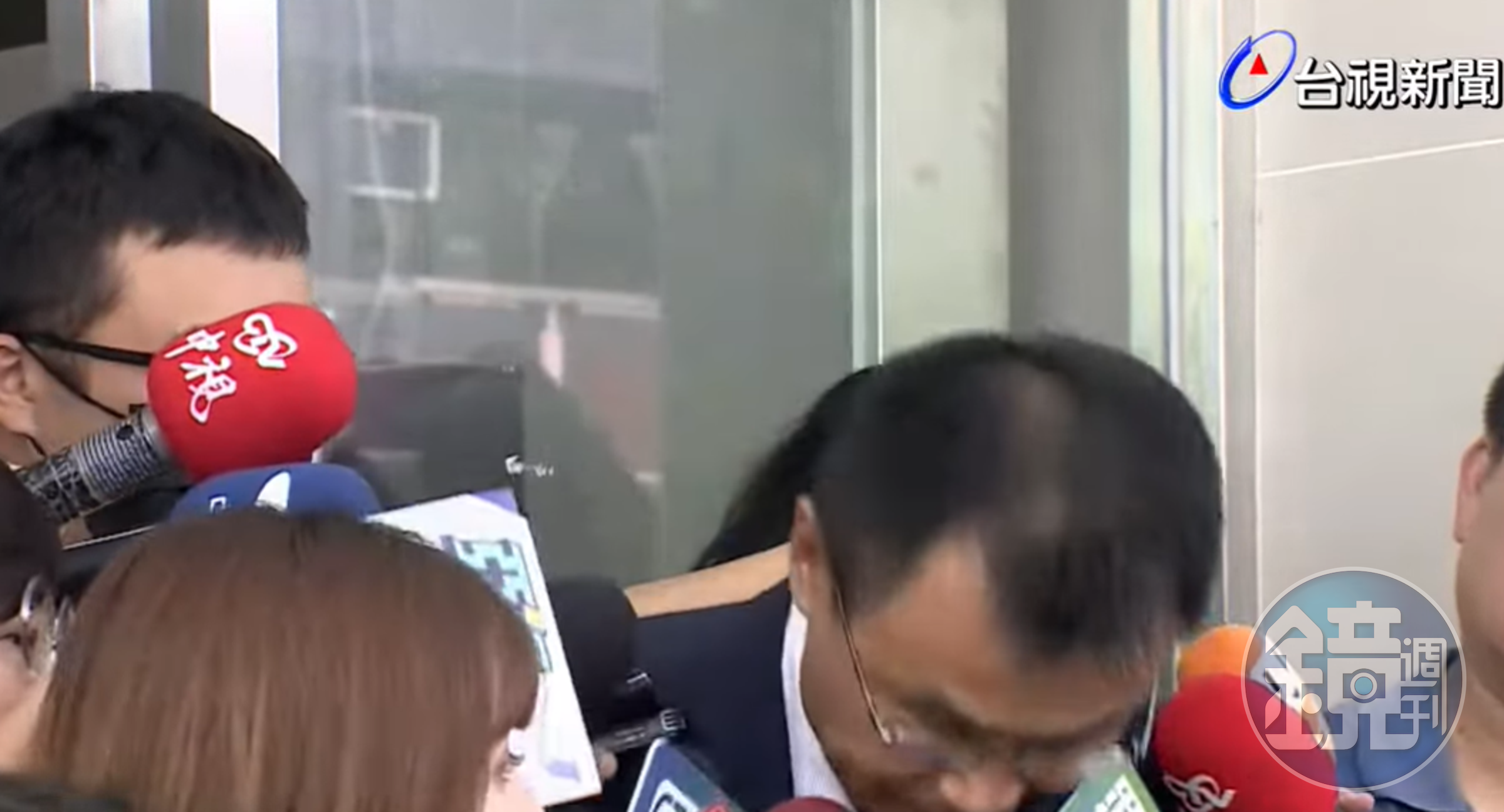 陳吉仲鞠躬道歉。(翻自台視YT畫面)