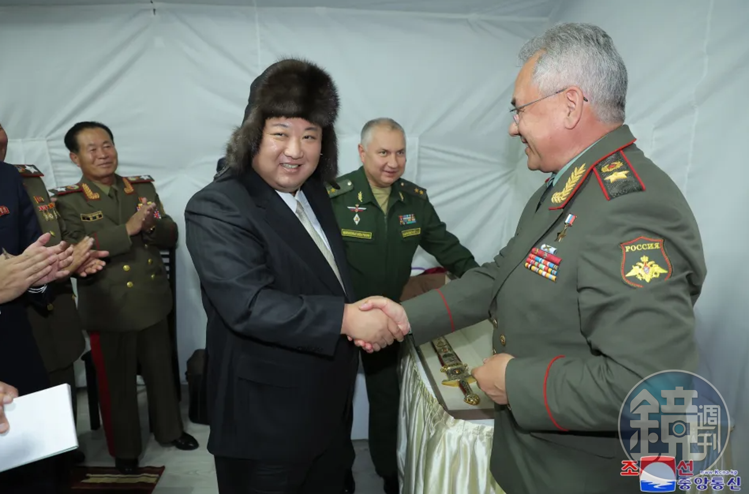 俄羅斯從資料畫面推敲出金正恩的頭型與尺寸大小,為他製作合適的帽子。(翻自《太陽報》)