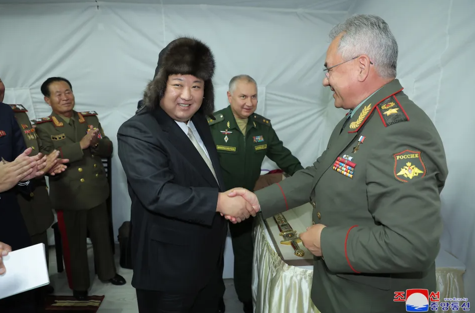 俄羅斯從資料畫面推敲出金正恩的頭型與尺寸大小，為他製作合適的帽子。（翻自《太陽報》）