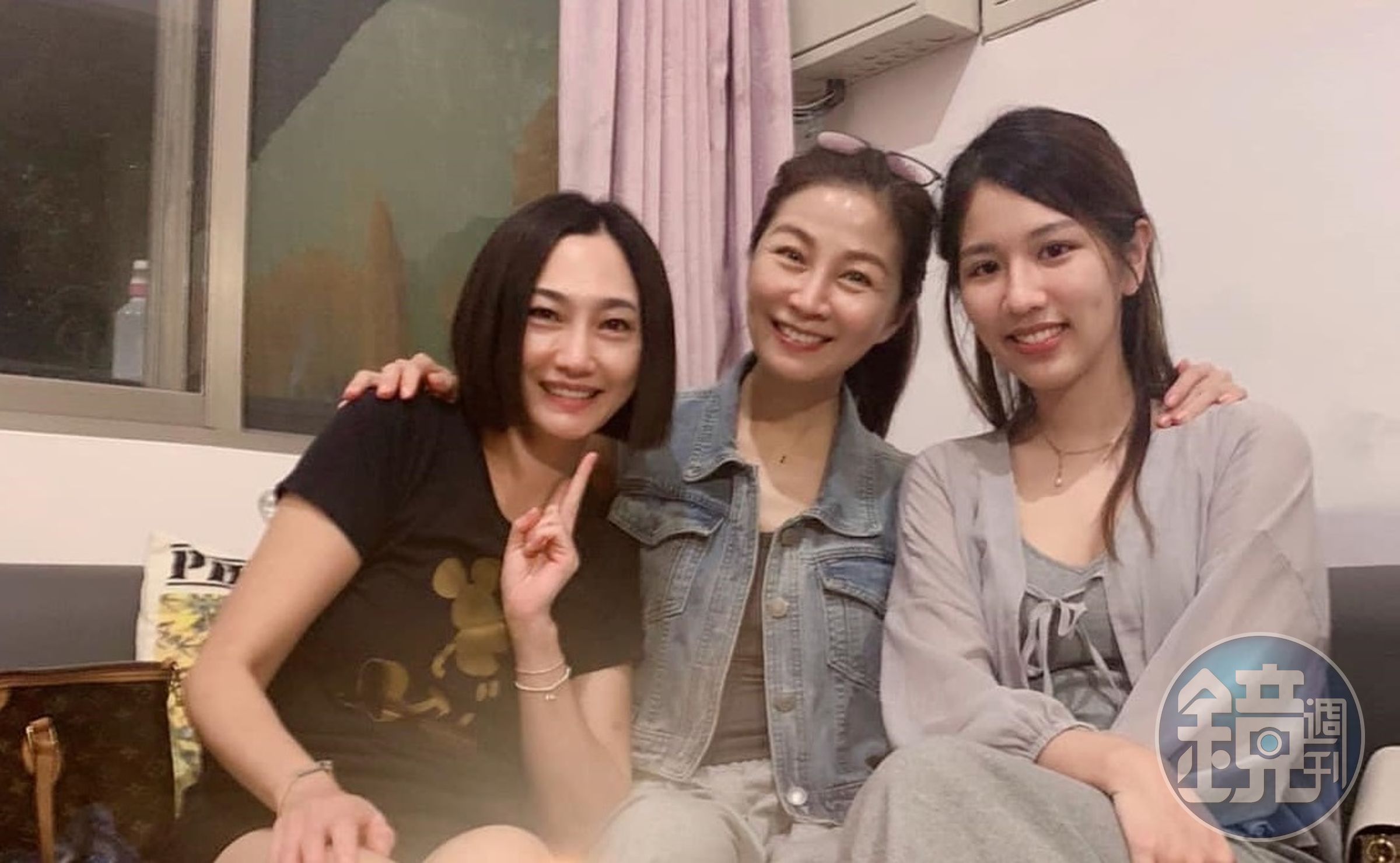 方文琳和于冠華現任妻子蘇貞瑩(左)同框,右為女兒于齊優。(翻攝自方文琳臉書)