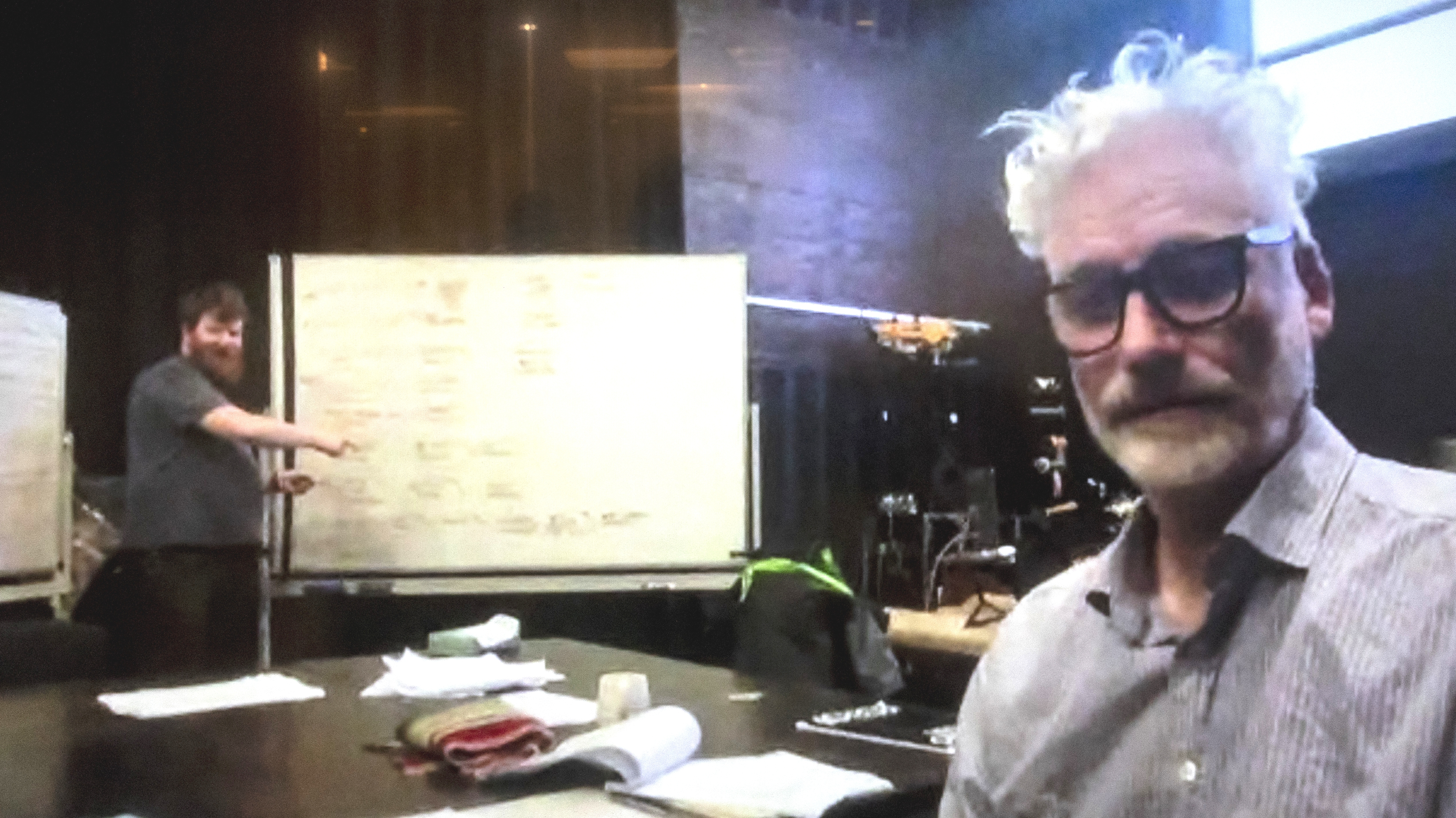 布魯斯（右）向我們展示背靠背的工作現場。史考特（左）走向白板處，上面寫著各種新點子。