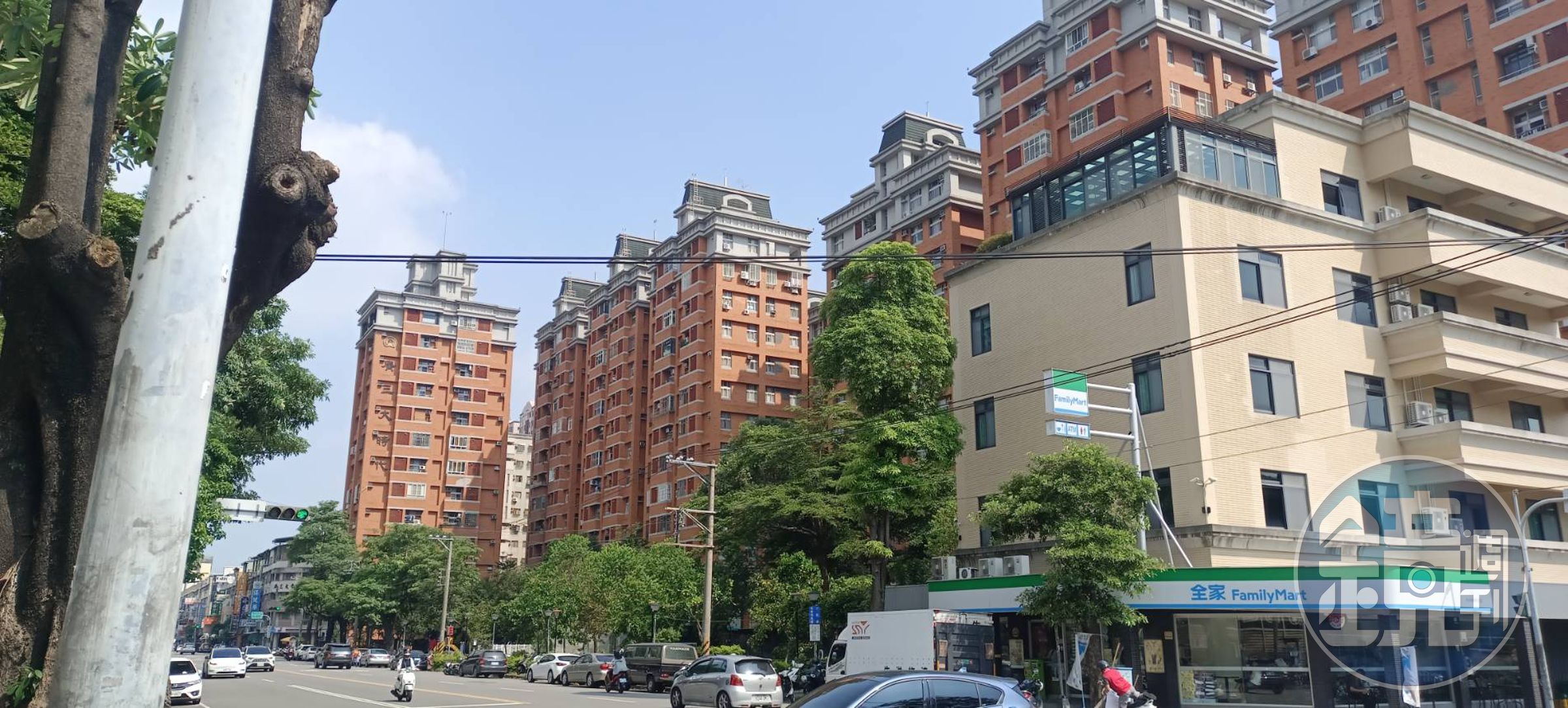 住戶代表澄清,台中廣三大時代社區過去曾淪為八大行業場所,是張達錩協助改善社區,還給住戶清新居住環境。(保全業全國聯合會提供)